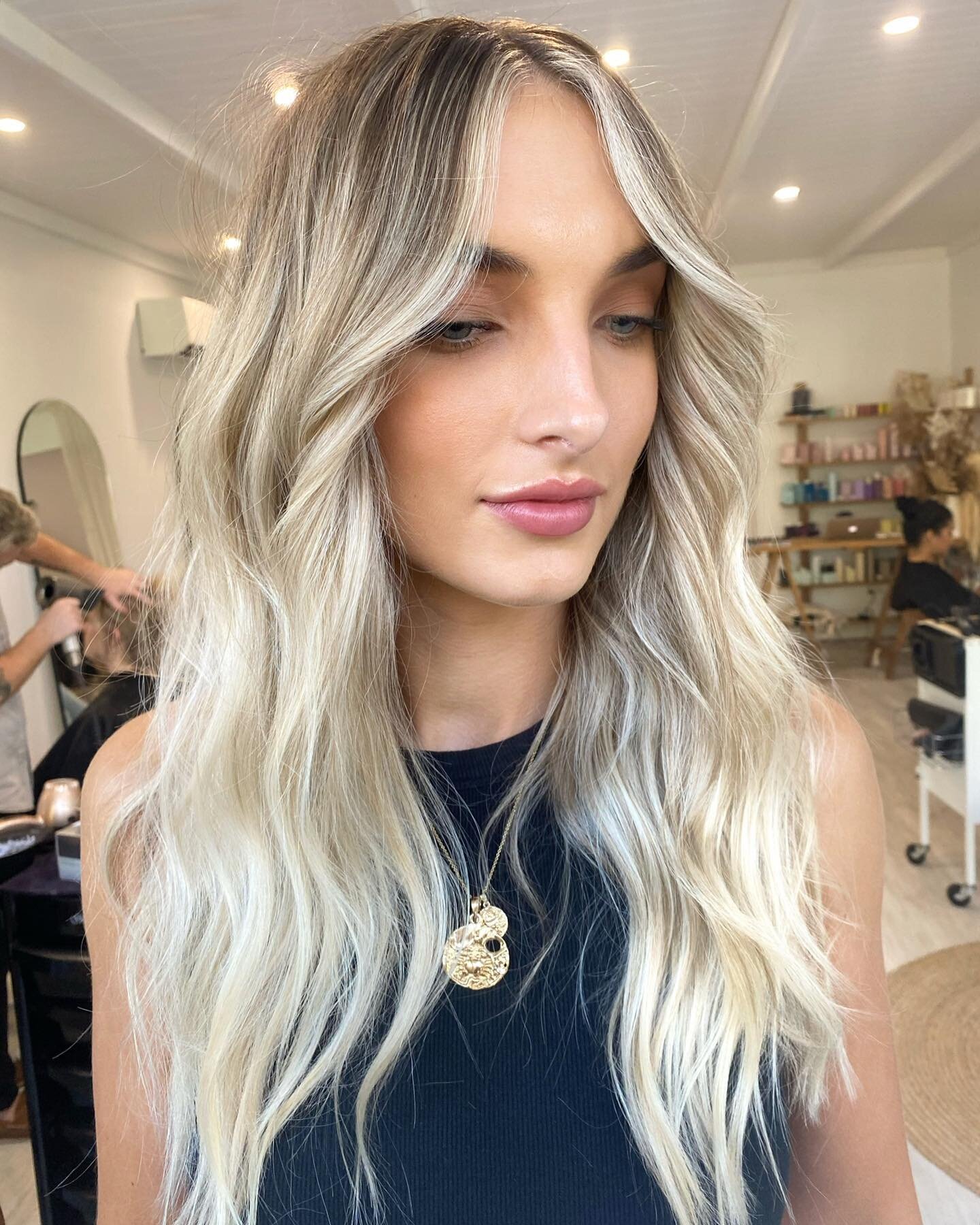 WOWEE 🔥 We&rsquo;ve been dying to post this one! Just look at those creamy blonde waves by @michael_young_hairstylist on @alanasalmon6 ✨ Swipe to see the process &gt;&gt;&gt;&gt;