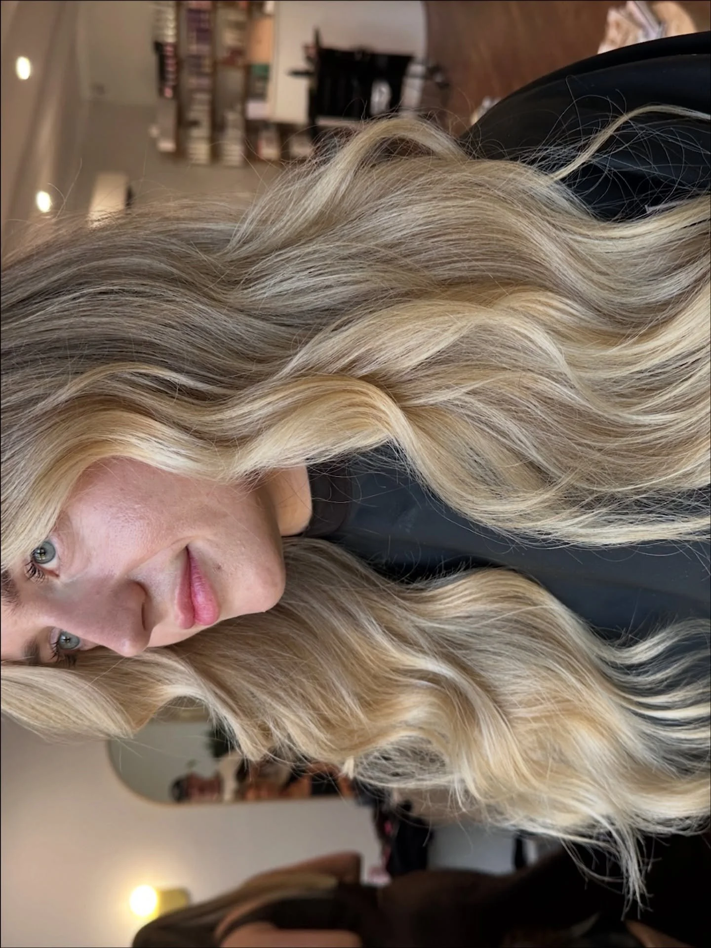 Dreamy, soft and sunlit ☁️ effortless blend, weightless waves, and that glow we&rsquo;re obsessed with.

💛@by.gabriellarose