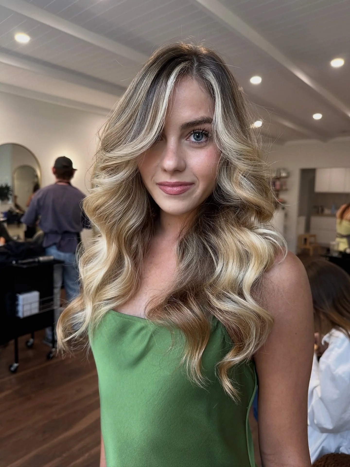 We CANNOT 🔥💃🏽❤️‍🔥
 @by.gabriellarose with this STUNNING look and like always using our favourite @redkenpro_anz @redkenpro colour 
#redken #balayge #shadeseqaunz2025 #redken_pro #colouist #goldcoasthair #blondeinspo #explorerpage