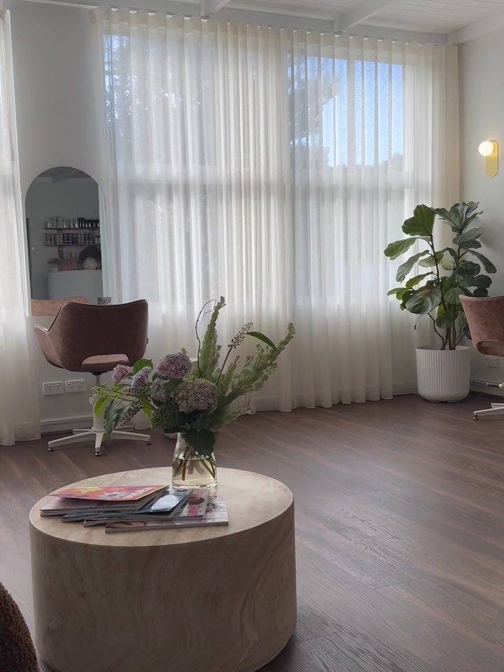 🤎Things we love.. List 1 to 7🤎

1. The lighting 
2. The Scrub 
3. The Finished product 
4. The attention to detail 
5. The seating area 
6. The roller set 
7. The people 

❤️❤️❤️