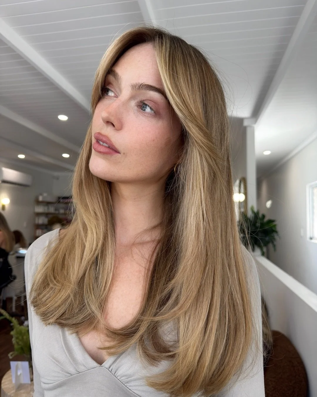 ✨Swipe for @bethellenhurrell ✨

Effortless, chic and angelic 🤍 @hairbyelliemac_ creating this natural healthy blonde beauty 🤍 

#blonde #blondeinspo #haircut #style #healthyhair