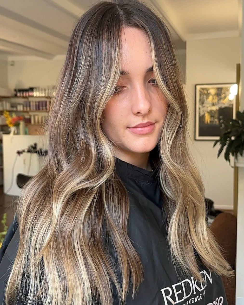 THE BREIF : Take me darker&hellip; but don&rsquo;t make me feel brunette 🤎
@bethkhair added a full head of lowlights to bring back some soft dimension and depth without losing that blonde feel.
Now it&rsquo;s all creamy ribbons, soft contrast and th