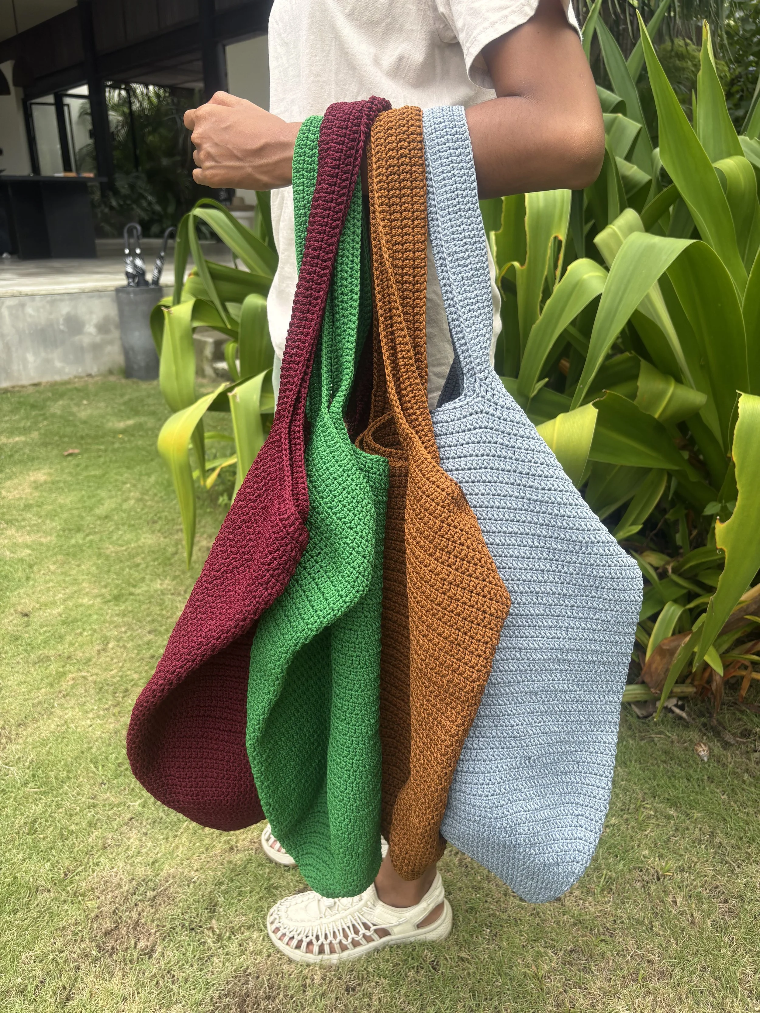 Miamia Crochet Tote Bag - Mia Ponidjan.jpg