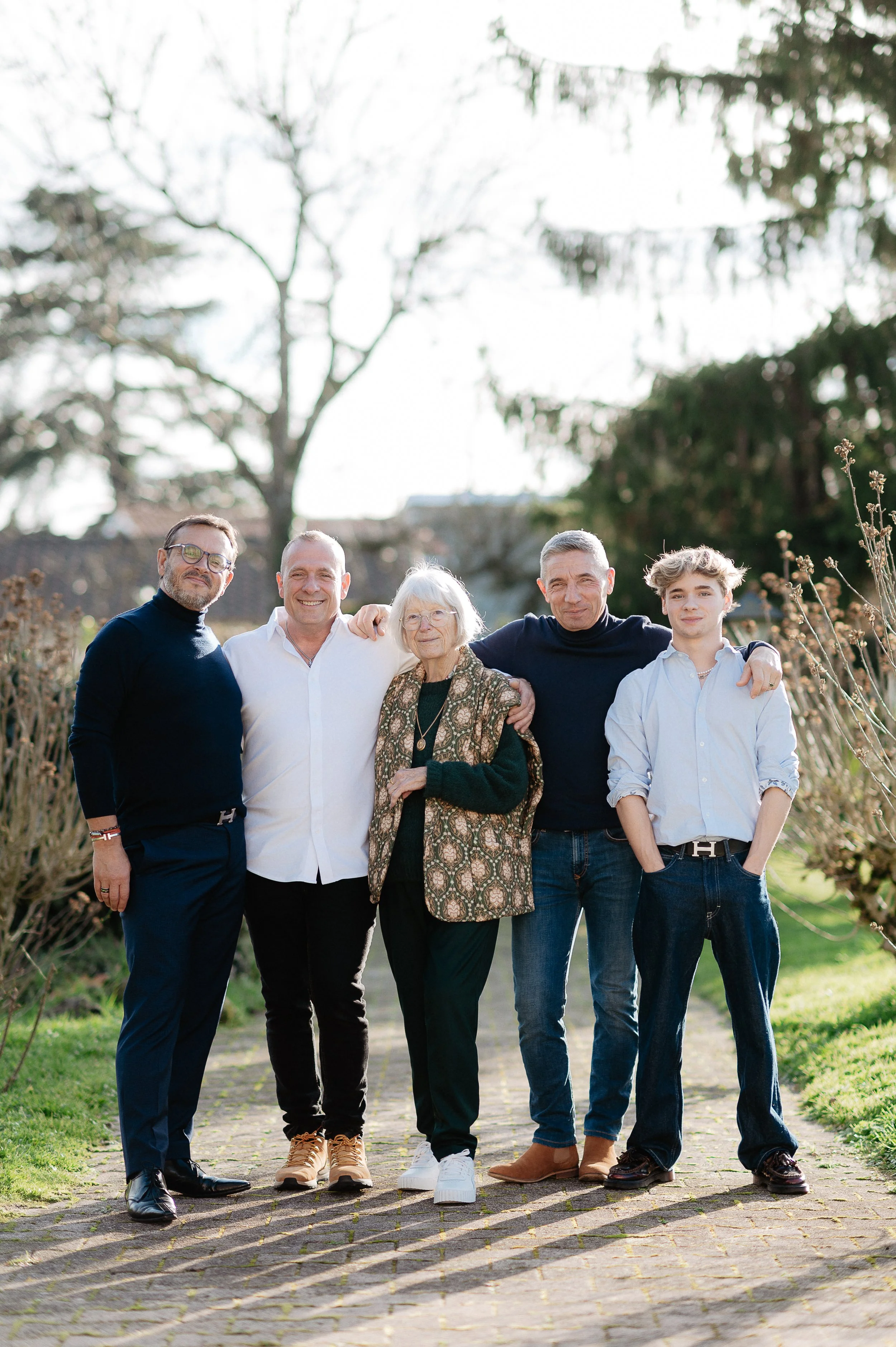 Séance photo famille adulte à Bordeaux montrant une grand-mère posant avec son petit-fils adulte