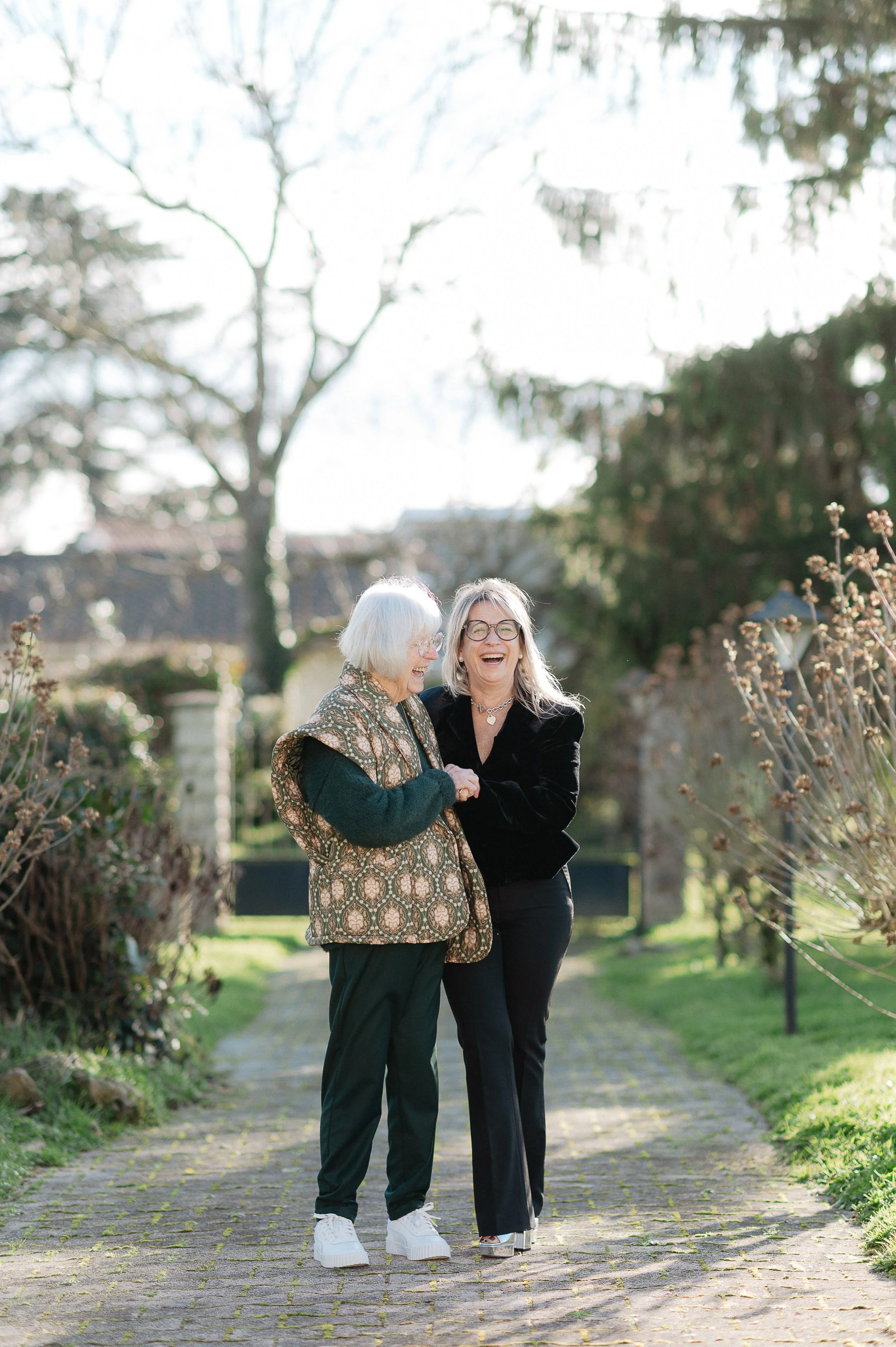 Photographe famille à Bordeaux photographiant une mère et sa fille adulte lors d’un moment complice