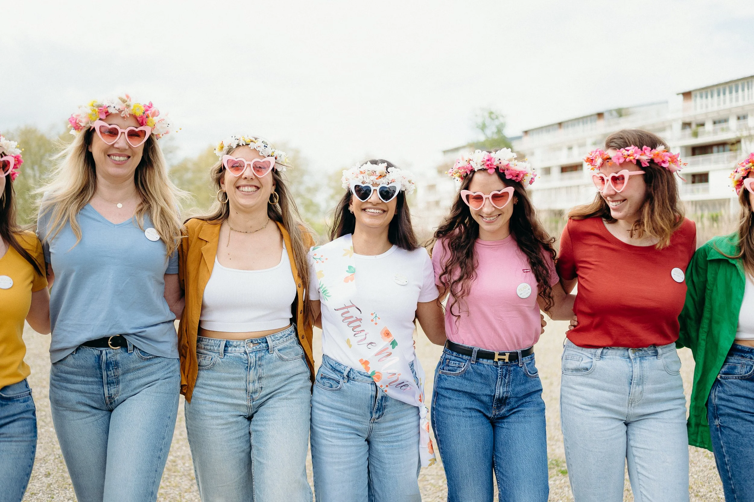 Séance photo EVJF à Bordeaux avec un groupe de copines souriantes et colorées au jardin botanique