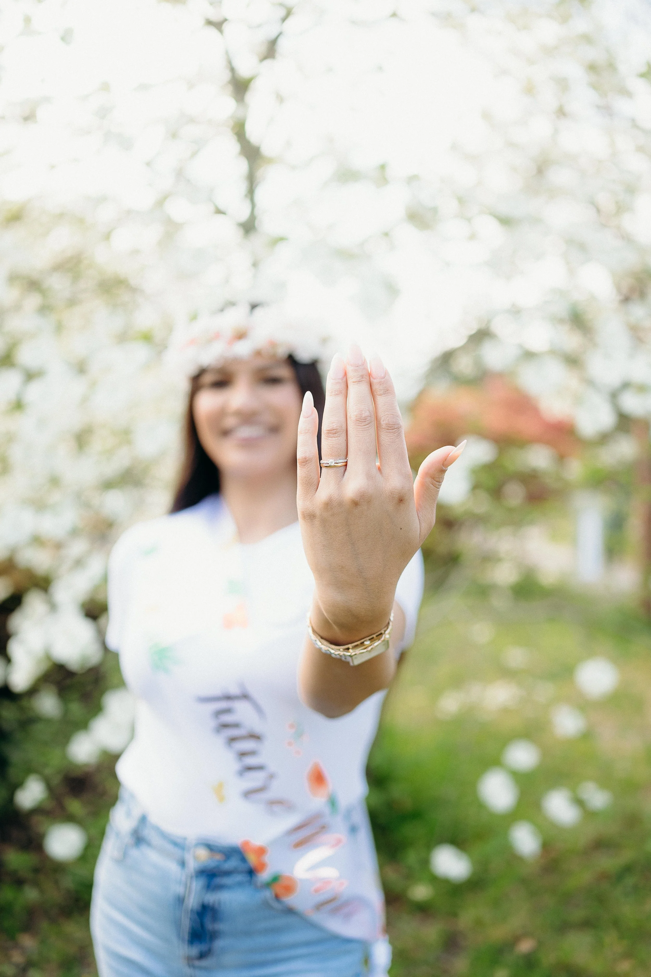 Portrait EVJF à Bordeaux avec la mariée souriante lors d’une séance photo naturelle