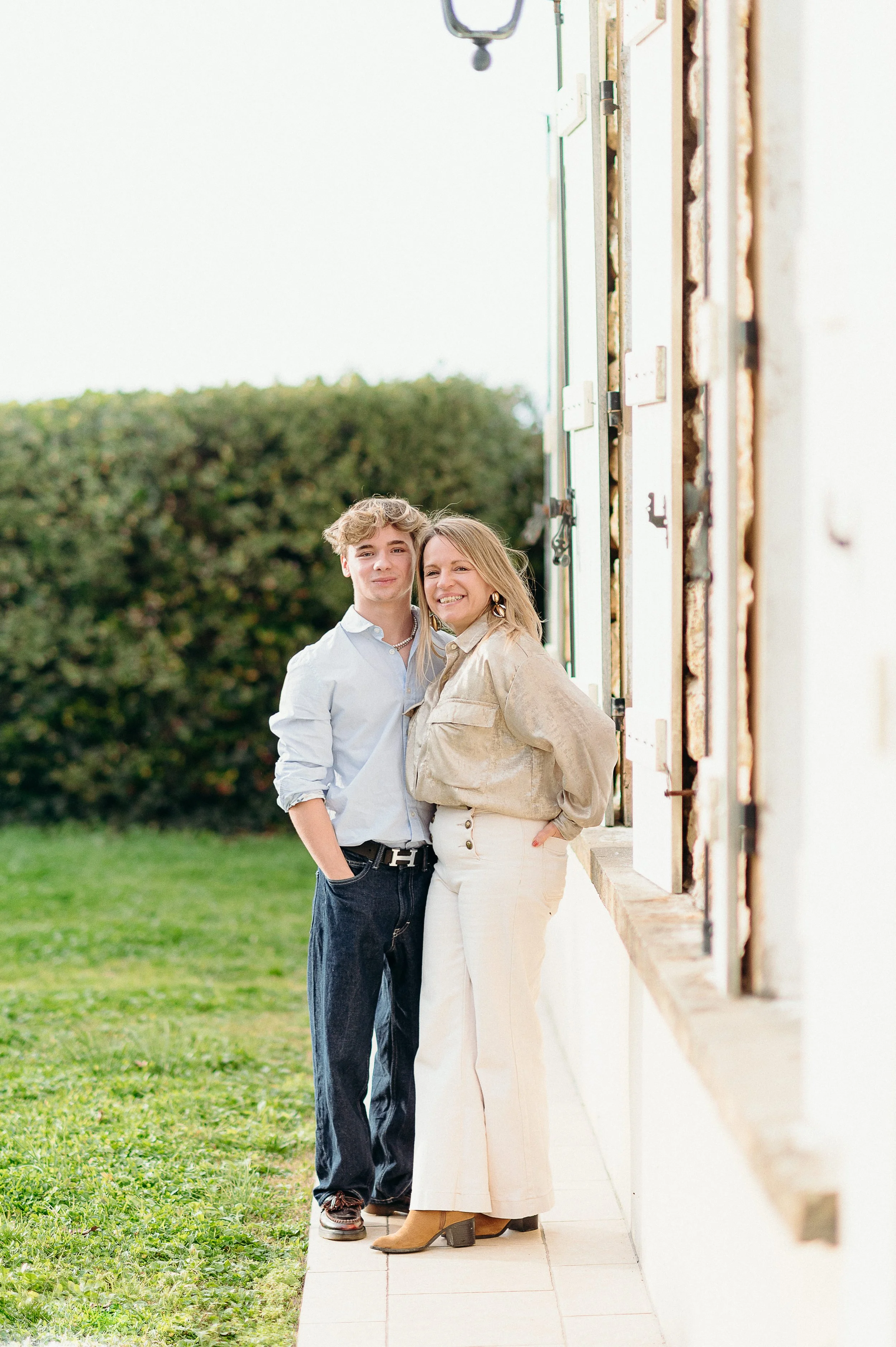 Photographe famille à Bordeaux capturant un portrait naturel de maman et fils adultes