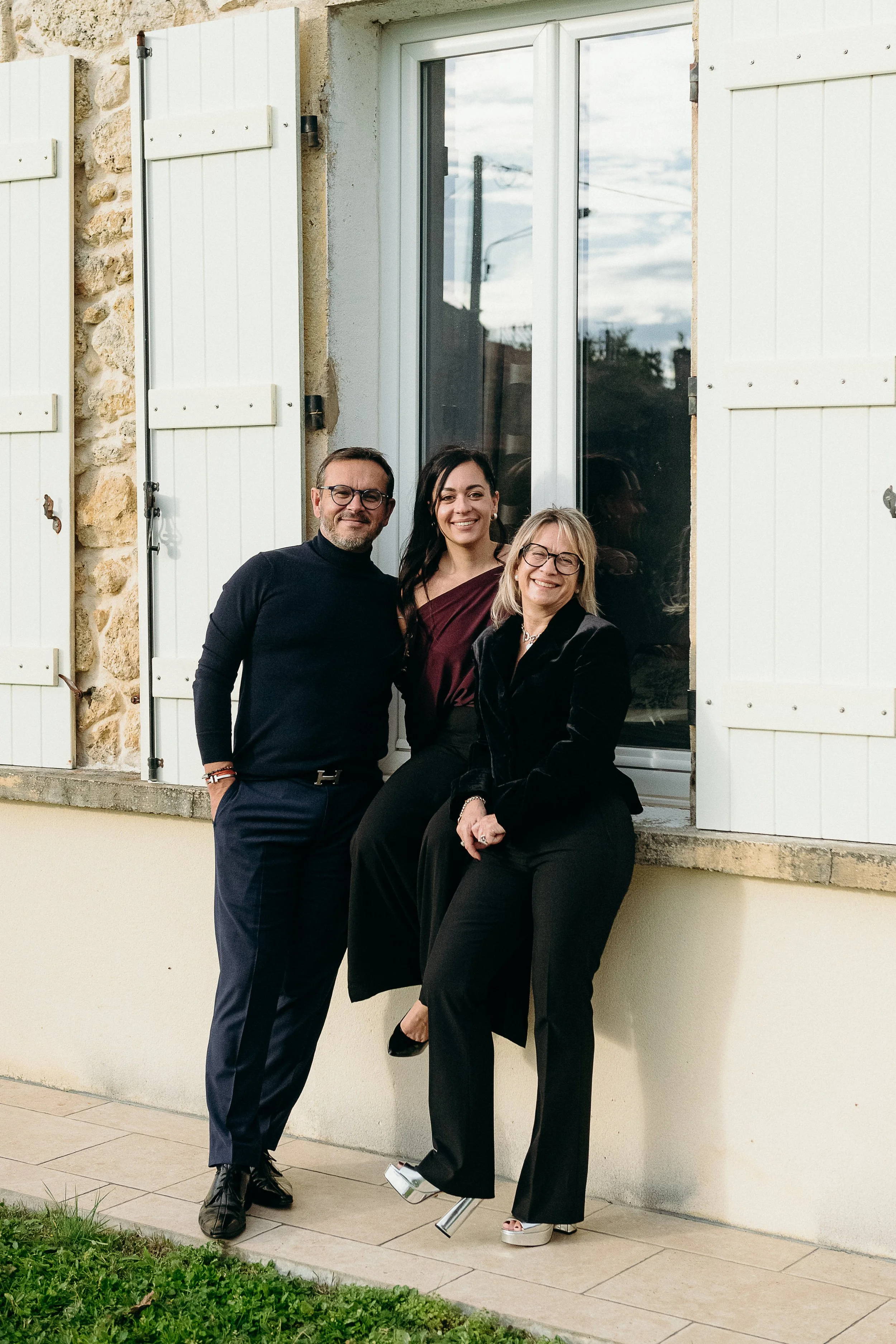 Photos de famille adulte à Bordeaux avec un groupe posant naturellement devant la maison familiale