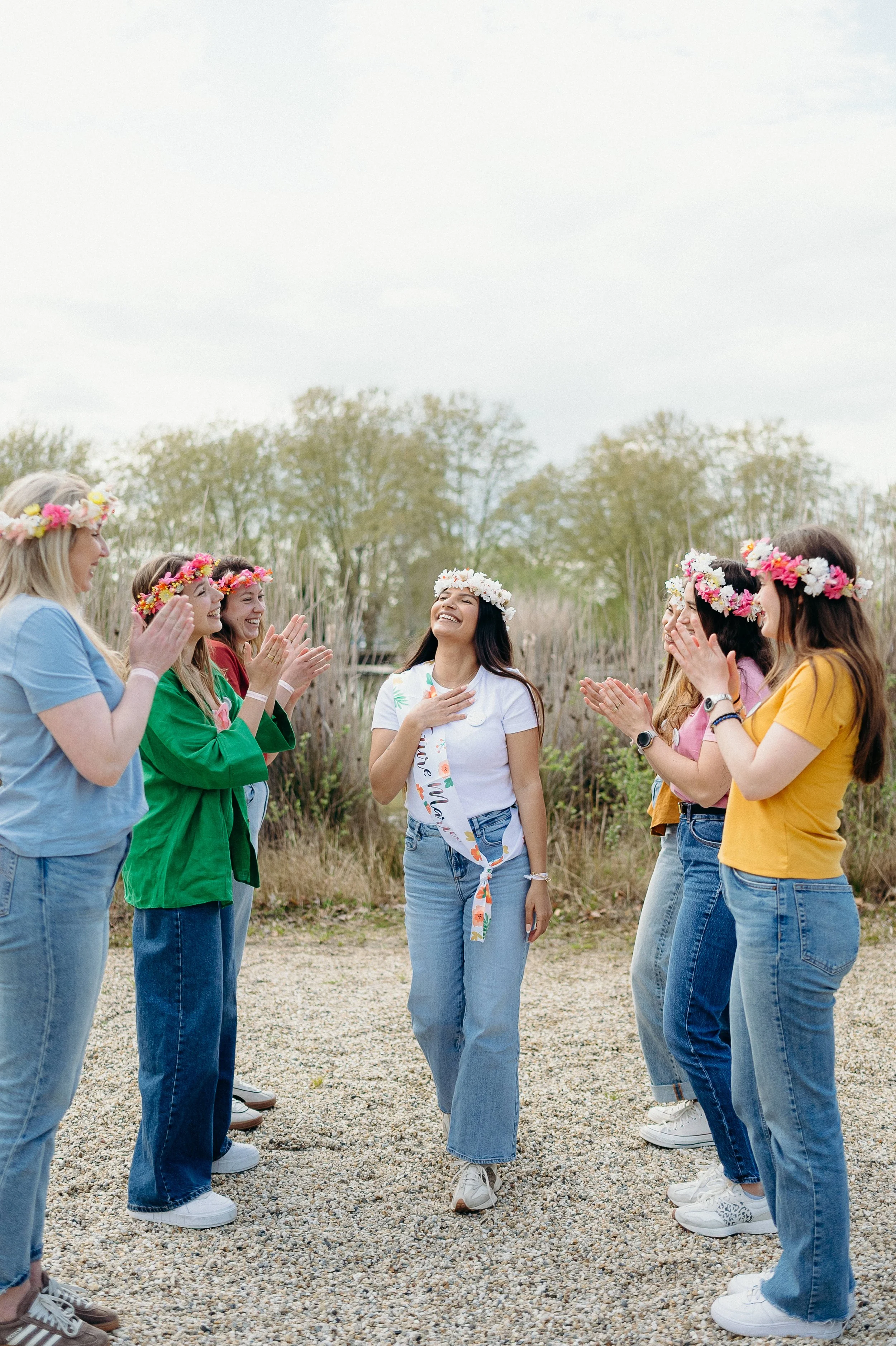 Shooting photo EVJF à Bordeaux avec la mariée entourée de ses amies lors d’un moment convivial