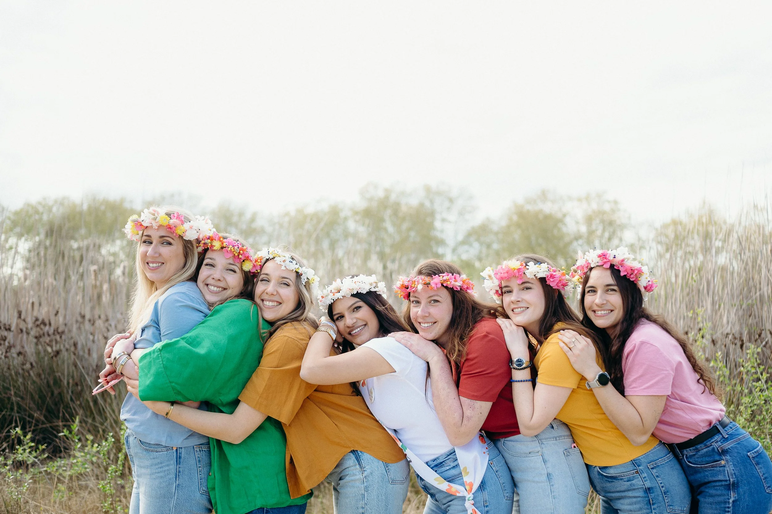 Photographe EVJF à Bordeaux capturant un moment de proximité et de rires entre copines