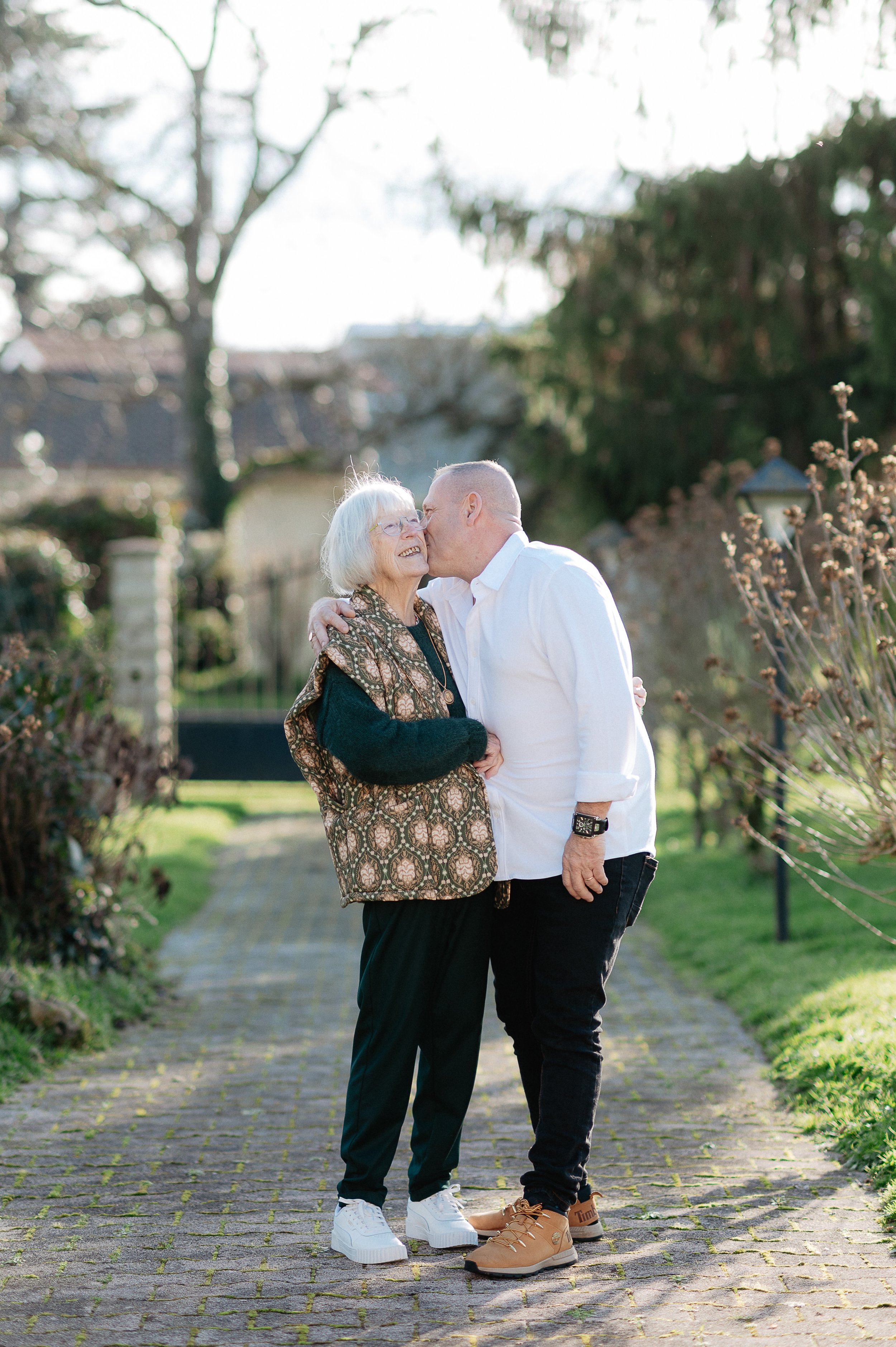 Photographe famille à Bordeaux capturant un moment intime et complice entre une grand-mère et un proche
