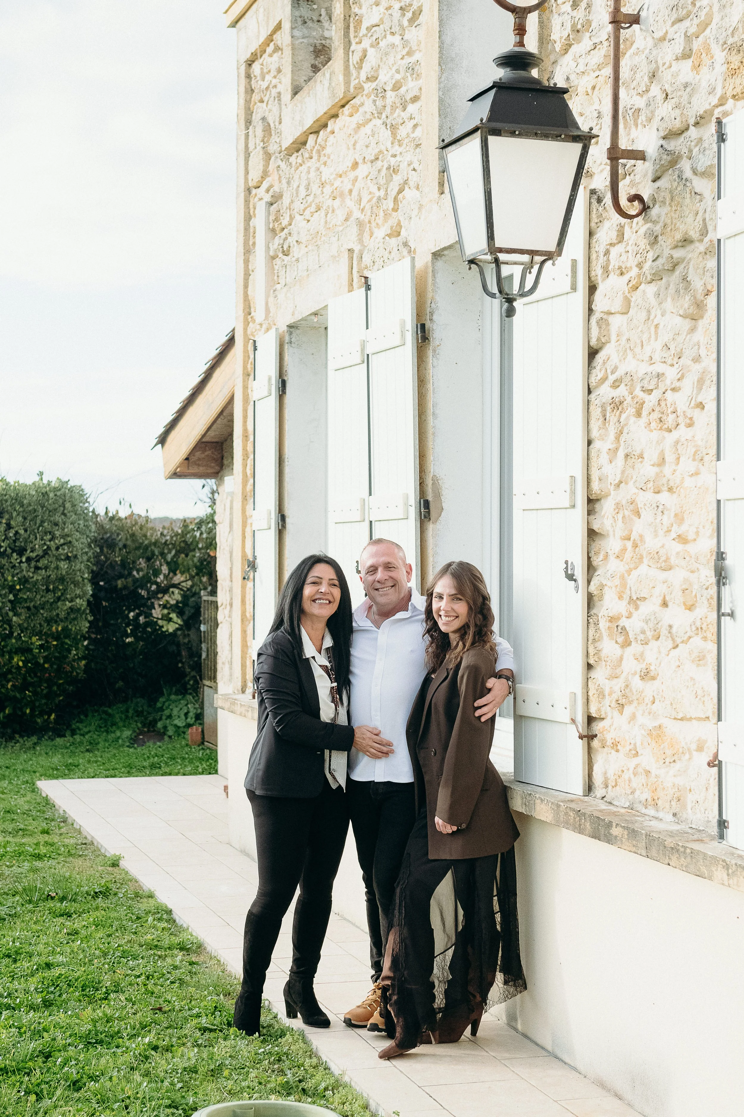 Photographe famille à Bordeaux capturant un moment complice entre frères et sœurs adultes