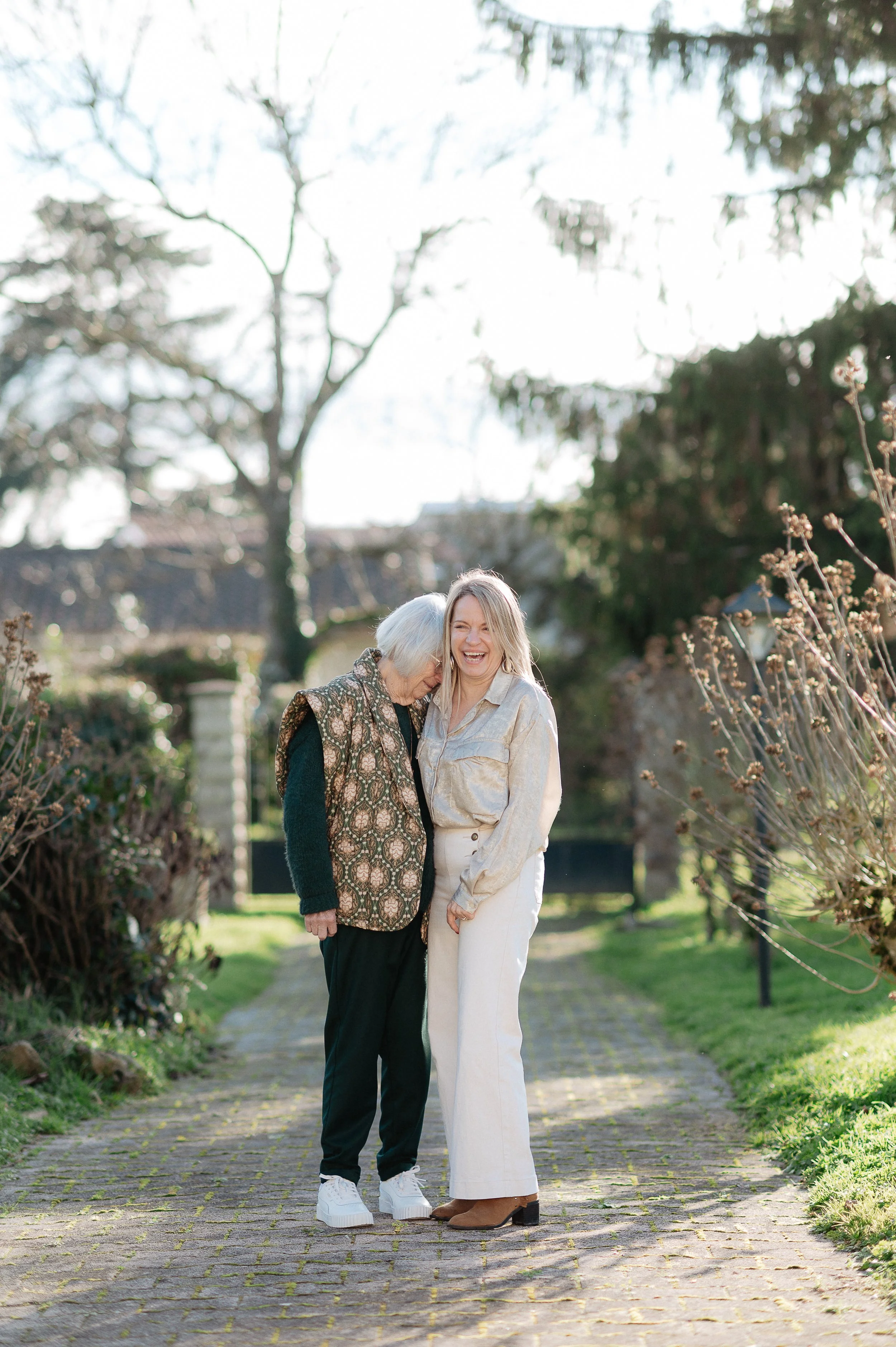 Photographe famille à Bordeaux capturant un moment complice entre une grand-mère et sa famille
