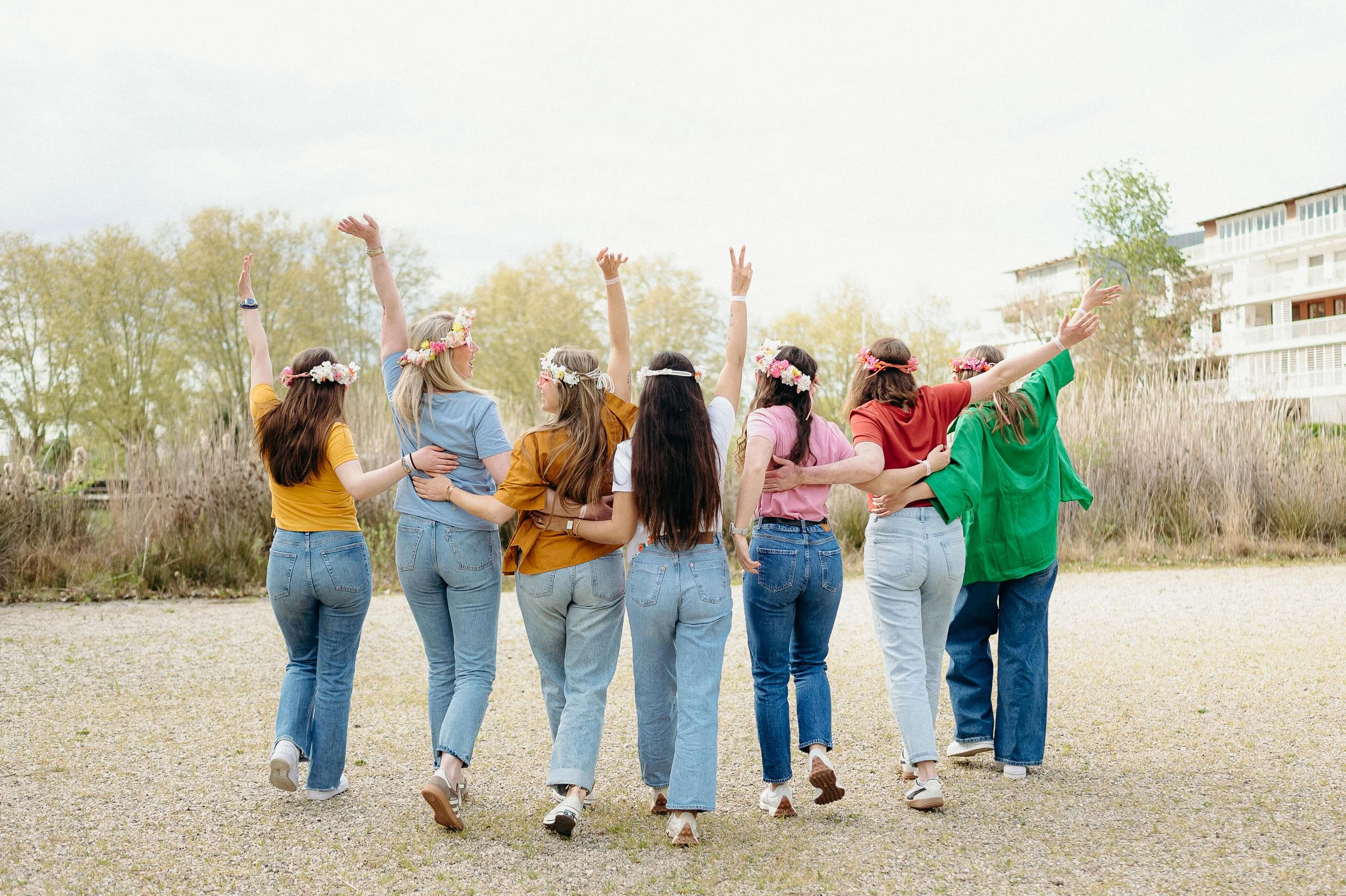 Photos naturelles d’un enterrement de vie de jeune fille à Bordeaux avec des amies complices en mouvement