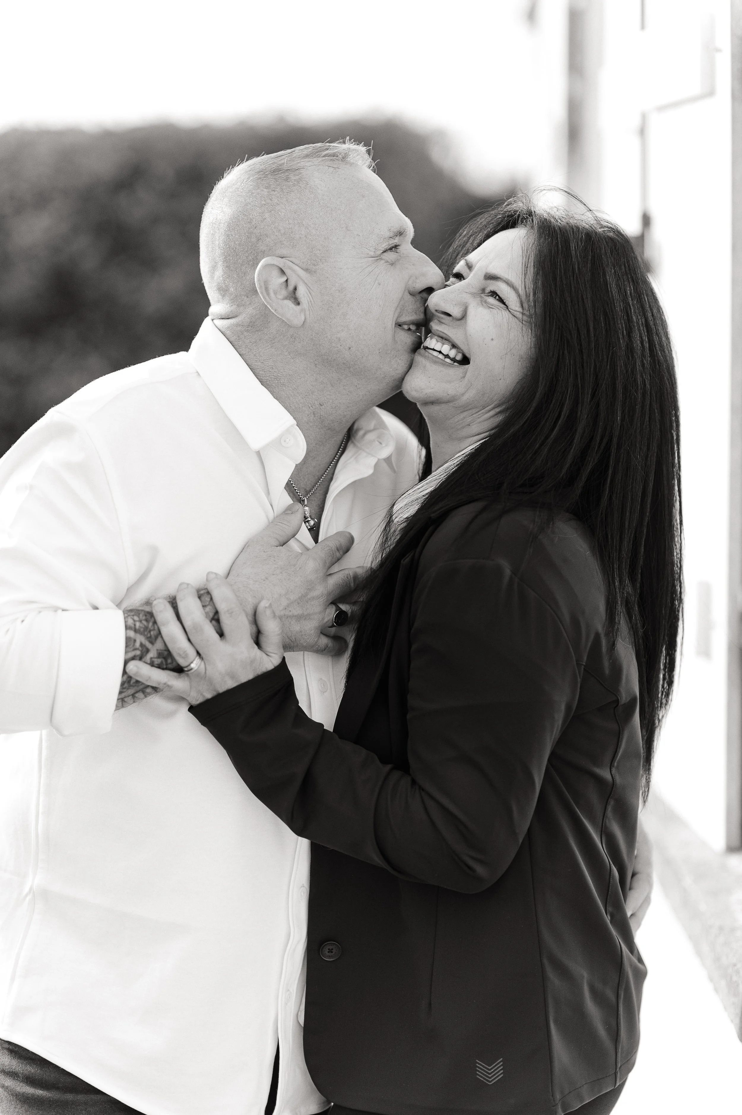 Photos de famille adulte à Bordeaux en noir et blanc capturant un moment de rire et de complicité