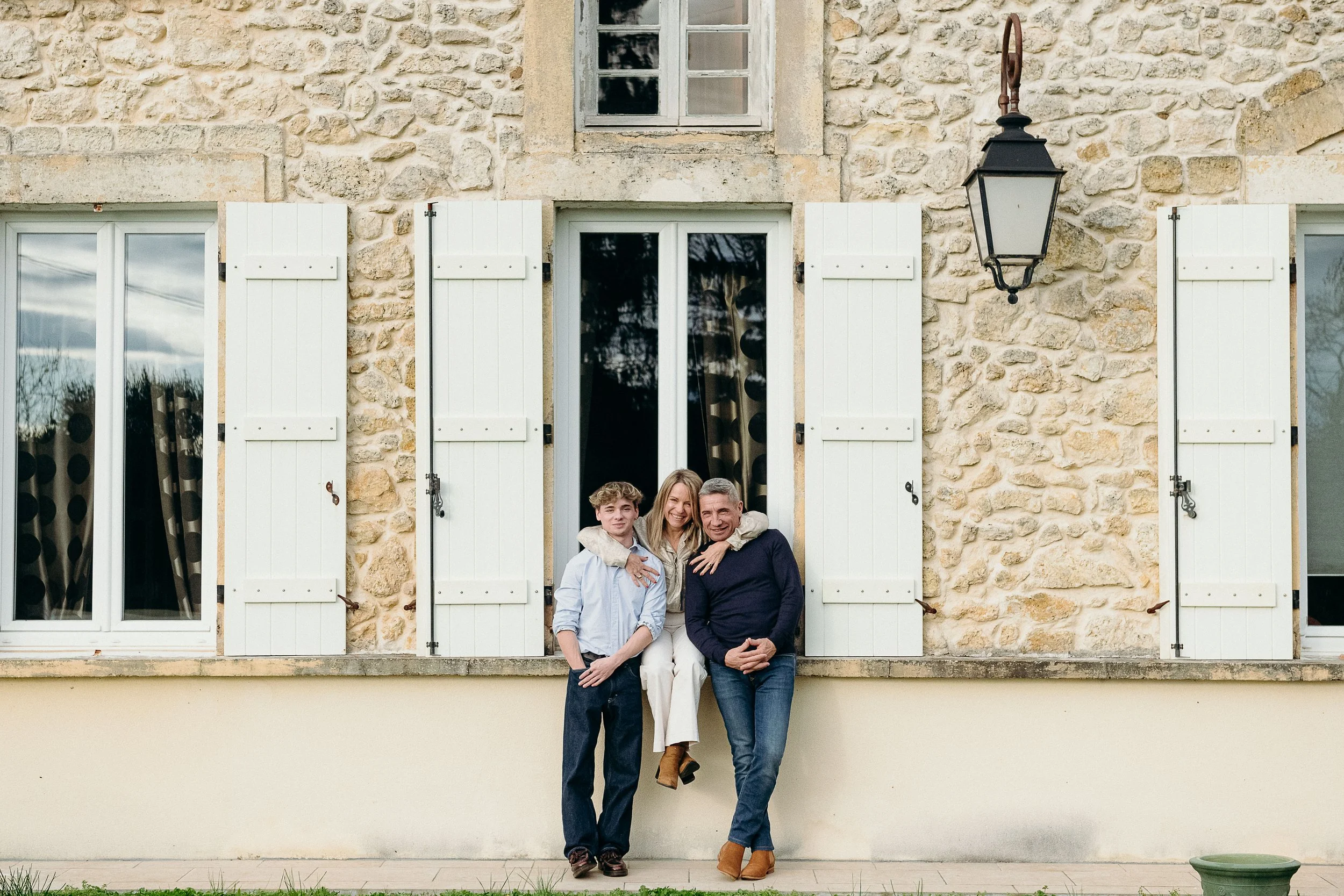 Séance photo famille à Bordeaux avec une fratrie adulte réunie devant la maison de famille