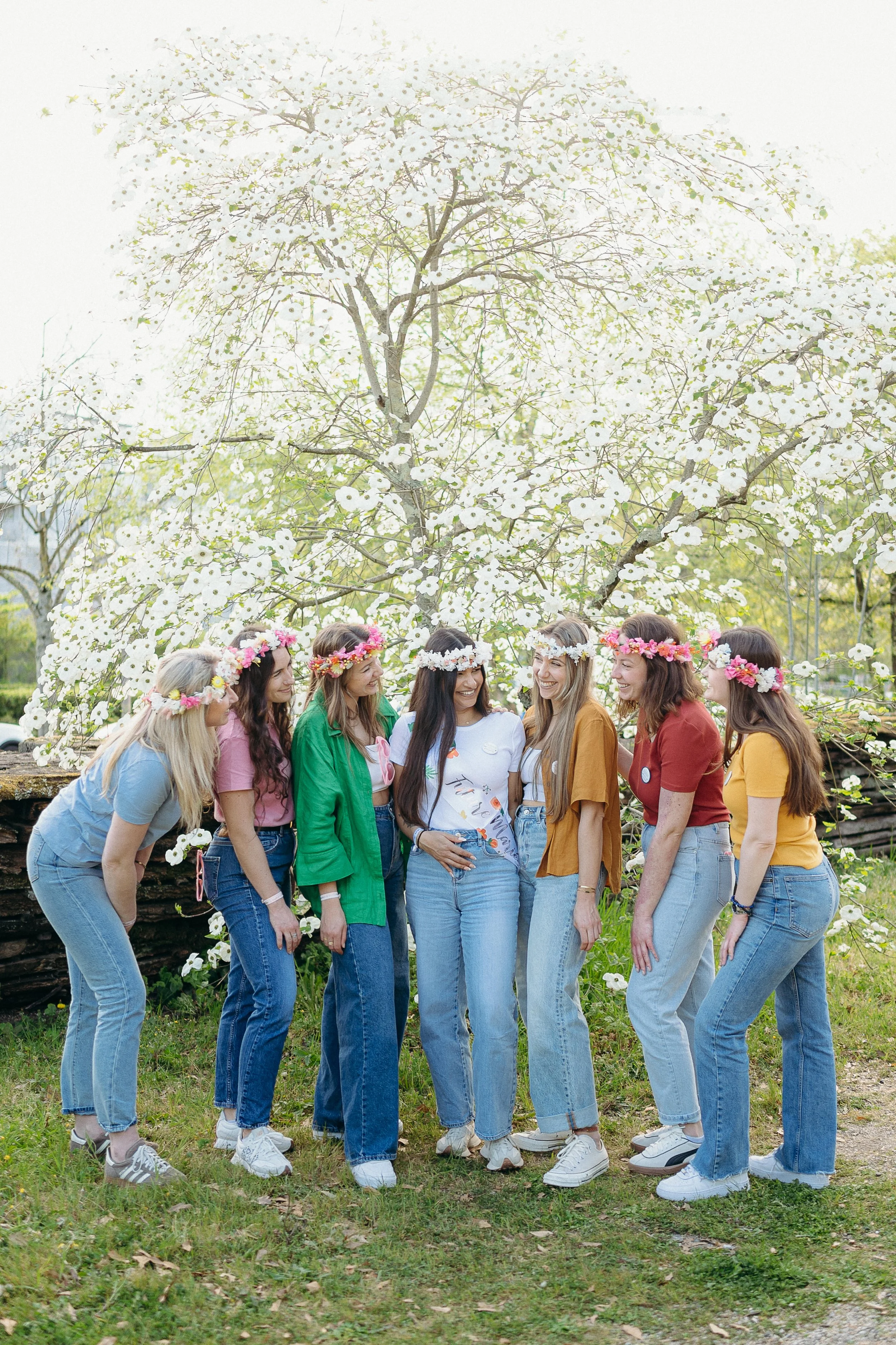 Séance photo EVJF à Bordeaux avec un groupe de copines entourées de verdure au printemps
