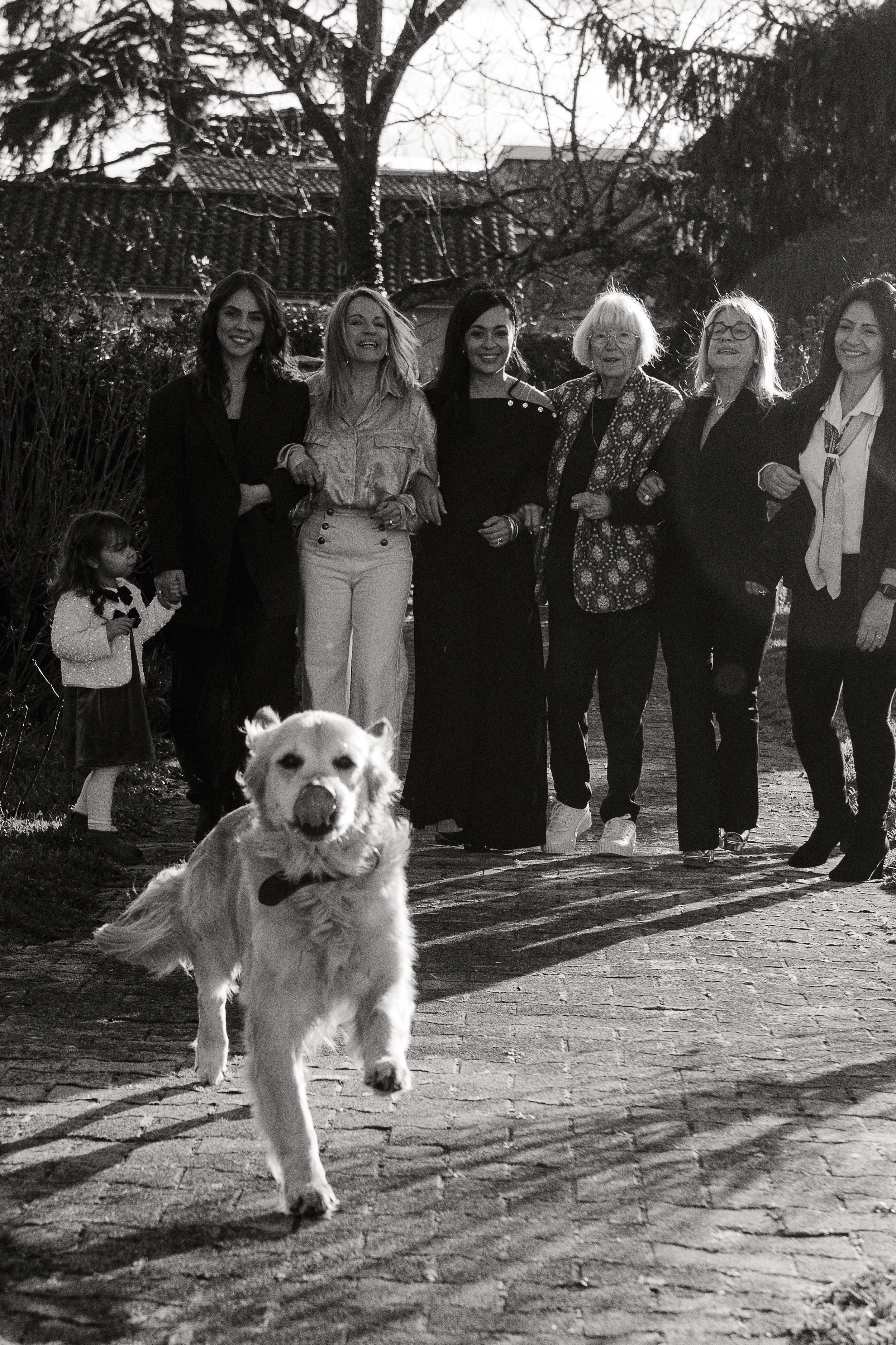Photos de réunion de famille à Bordeaux en noir et blanc avec les proches réunis dans le jardin