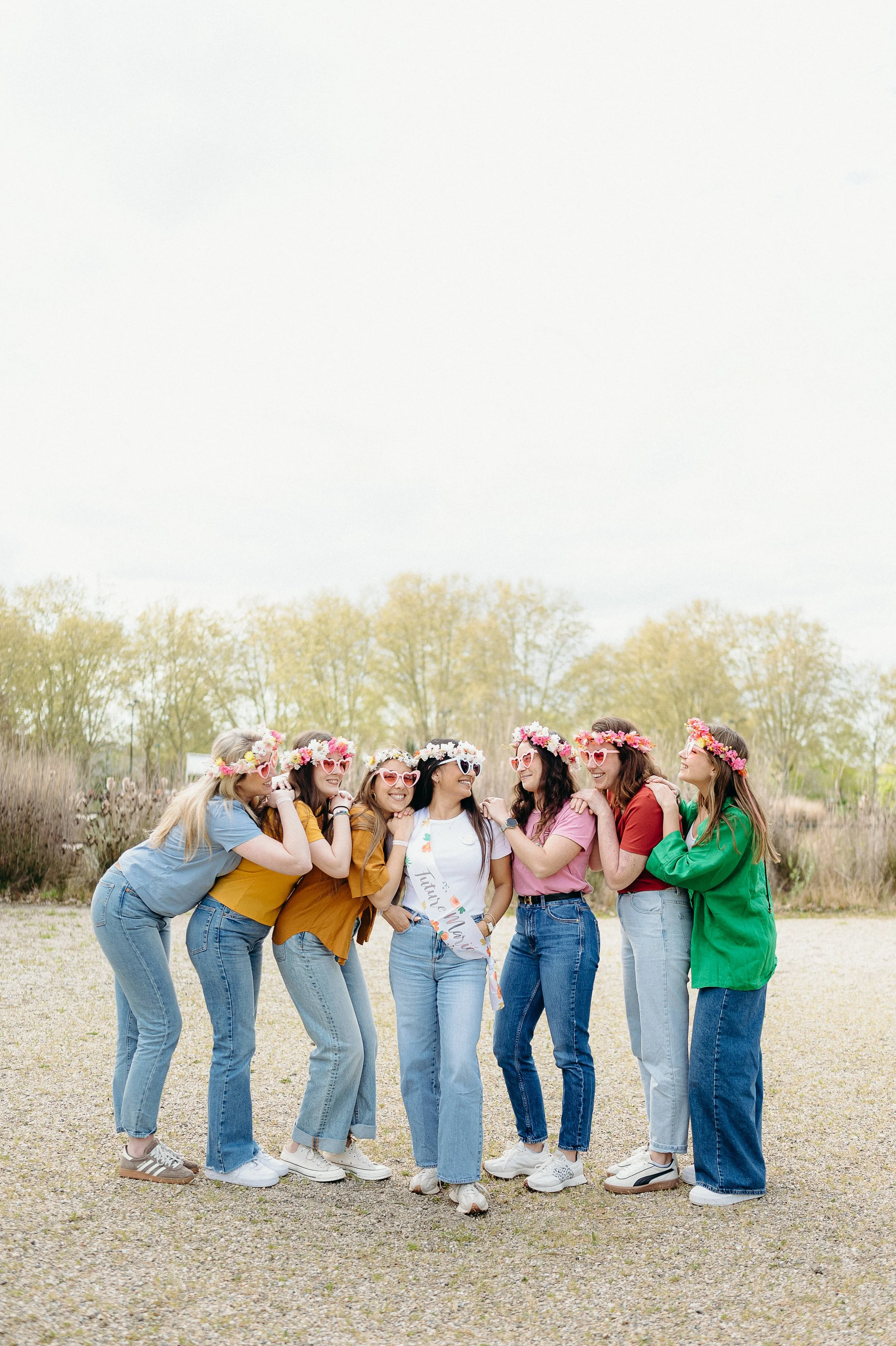 Séance photo EVJF à Bordeaux avec un groupe de filles complices portant des couronnes de fleurs au jardin botanique