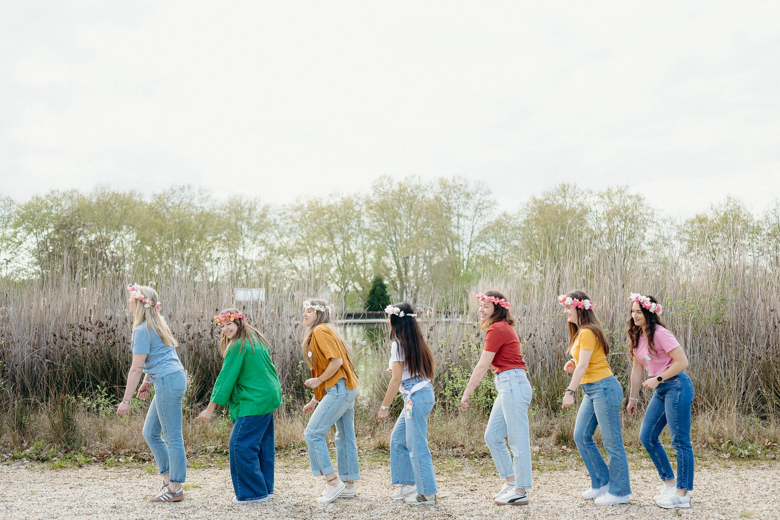 Shooting photo EVJF à Bordeaux montrant des participantes marchant en file dans une ambiance détendue
