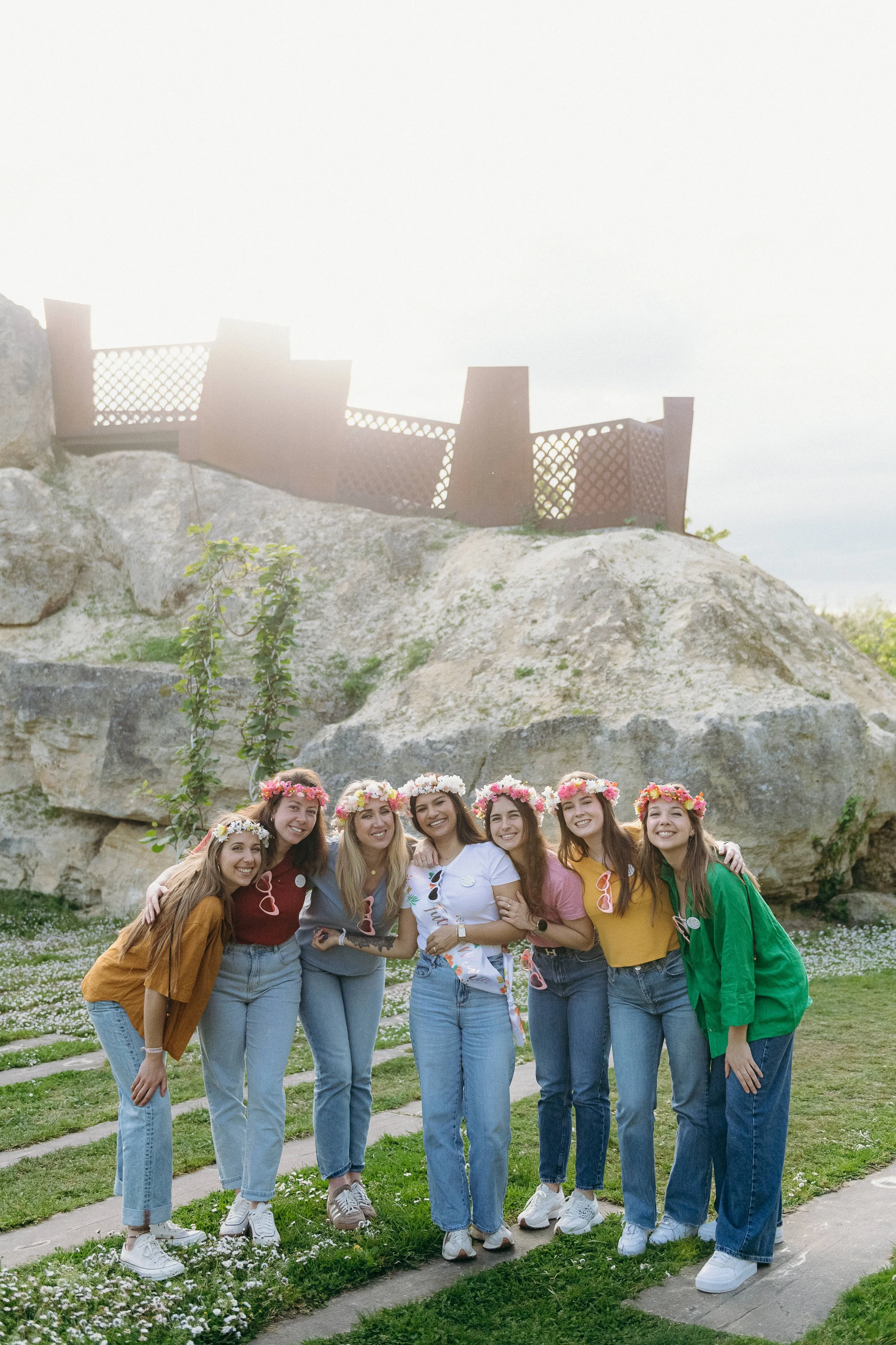 Photos EVJF à Bordeaux montrant un groupe d’amies souriantes lors d’une séance photo conviviale en extérieur