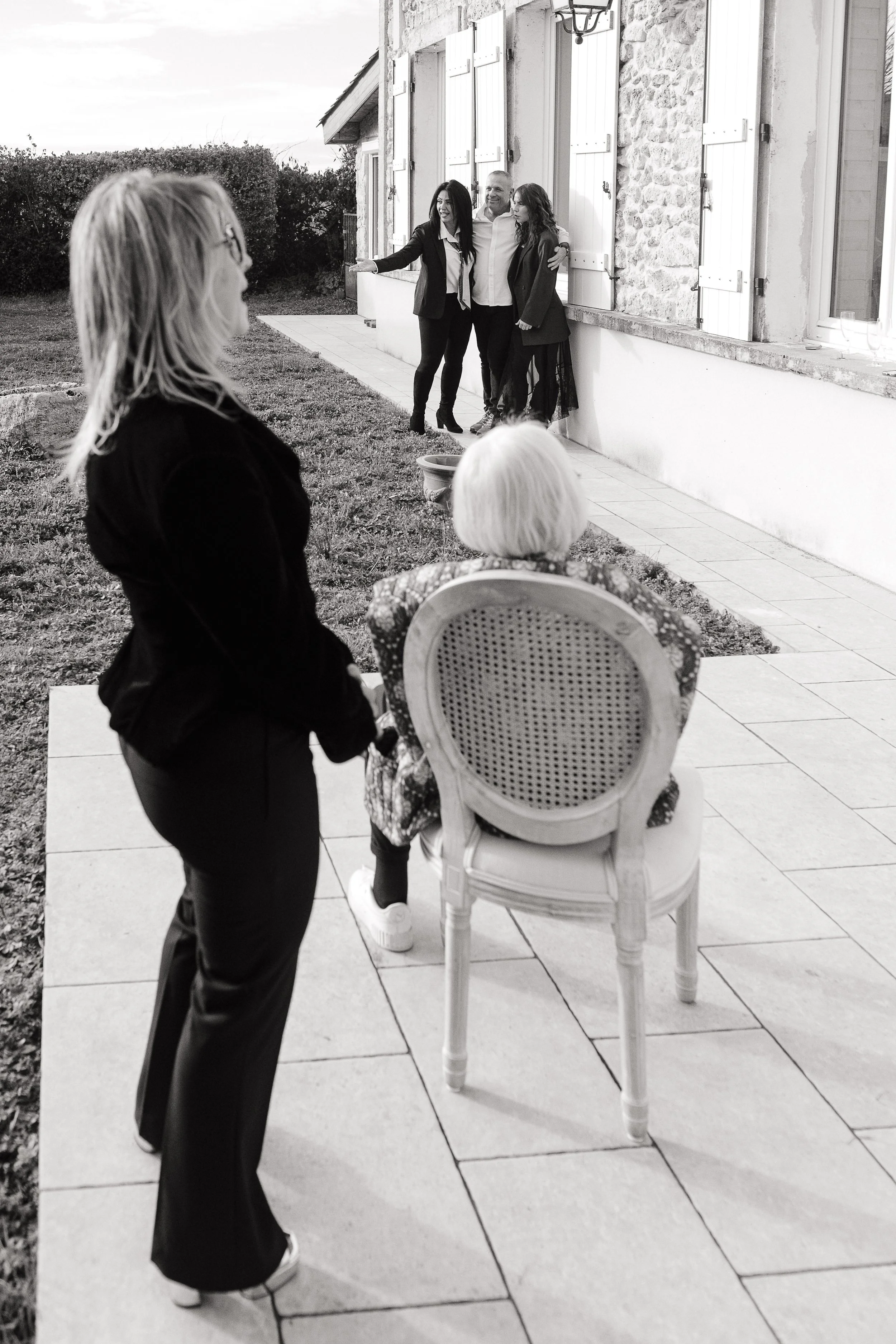 Photos de famille adulte à Bordeaux en noir et blanc montrant la grand-mère dans la maison familiale