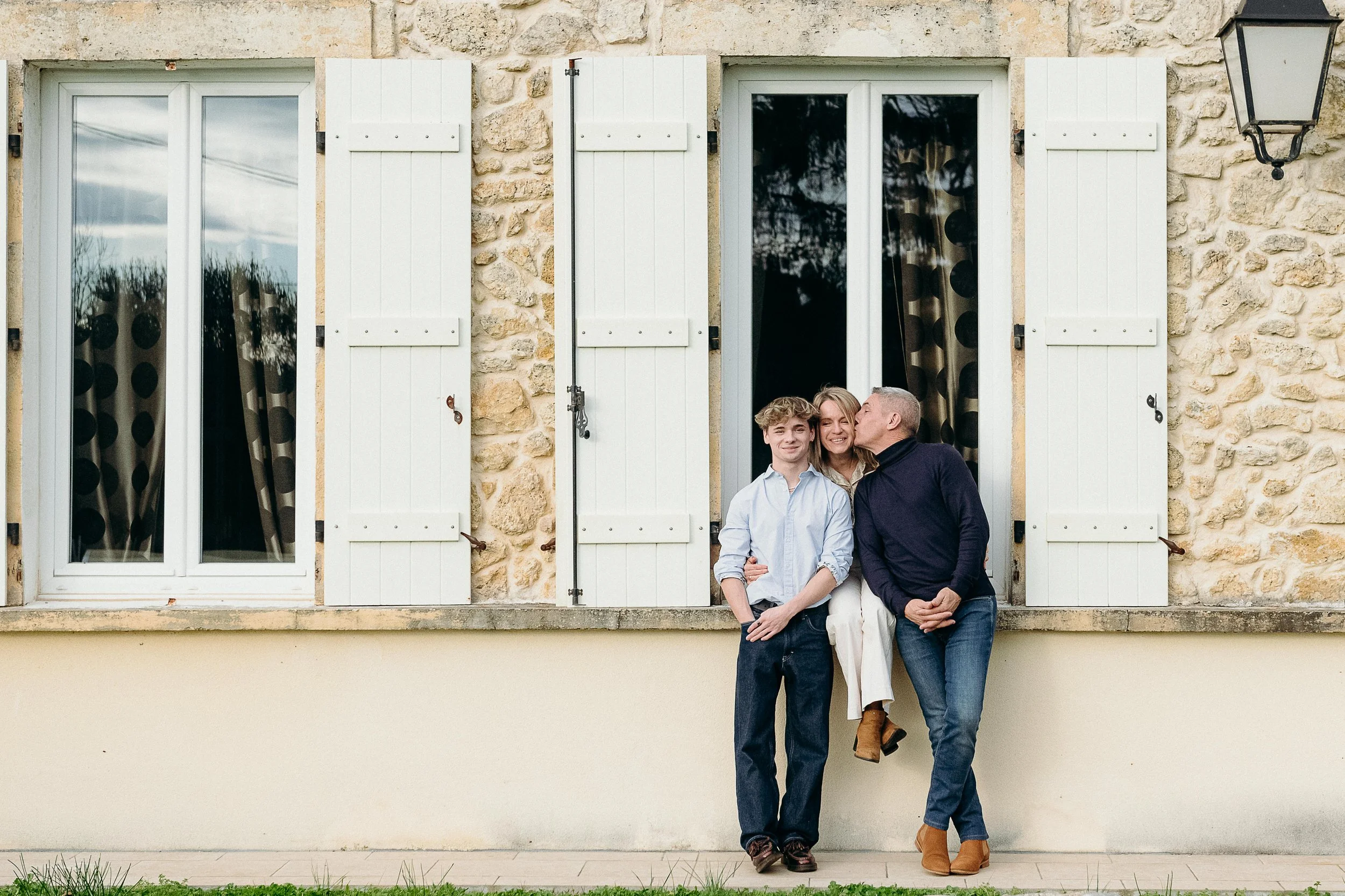 Photos de famille à Bordeaux avec des parents et leurs enfants adultes devant la maison familiale