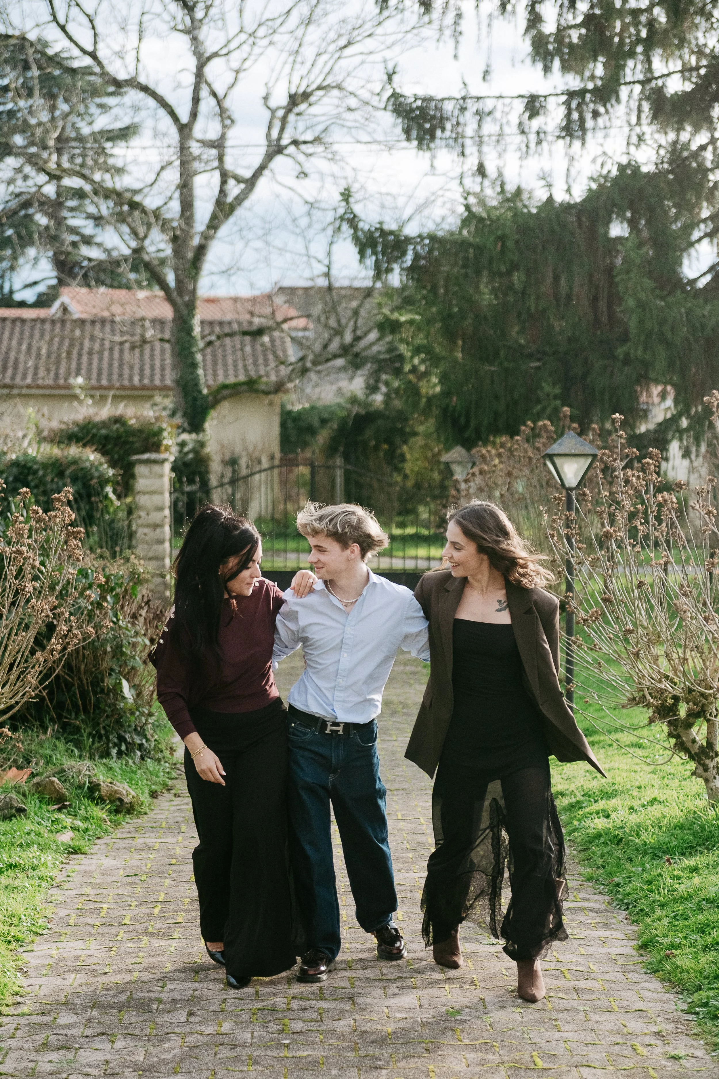 Photographe famille à Bordeaux capturant des frères et sœurs adultes marchant ensemble en extérieur