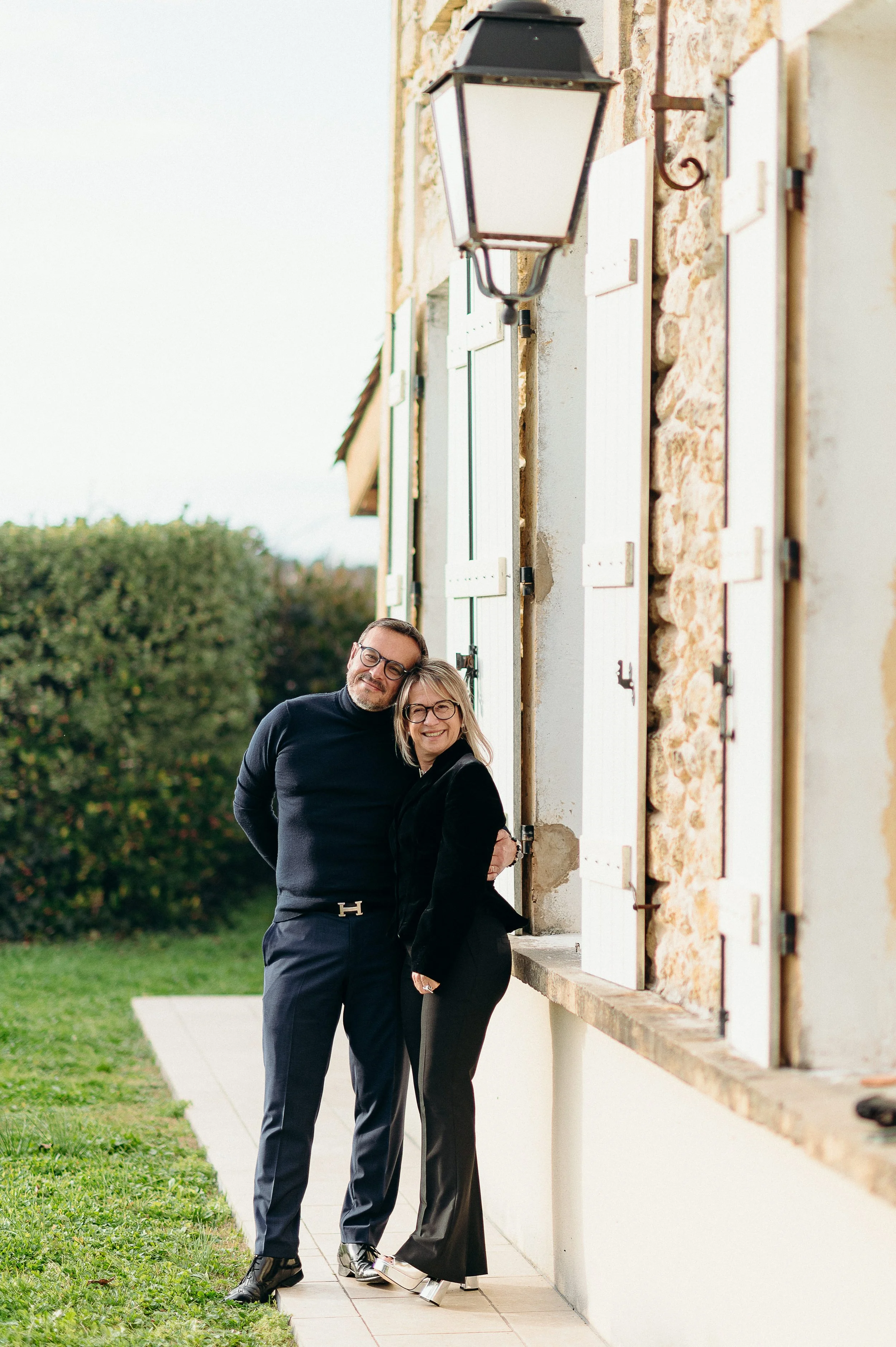 Photographe famille à Bordeaux réalisant un portrait de couple adulte dans un cadre extérieur lumineux