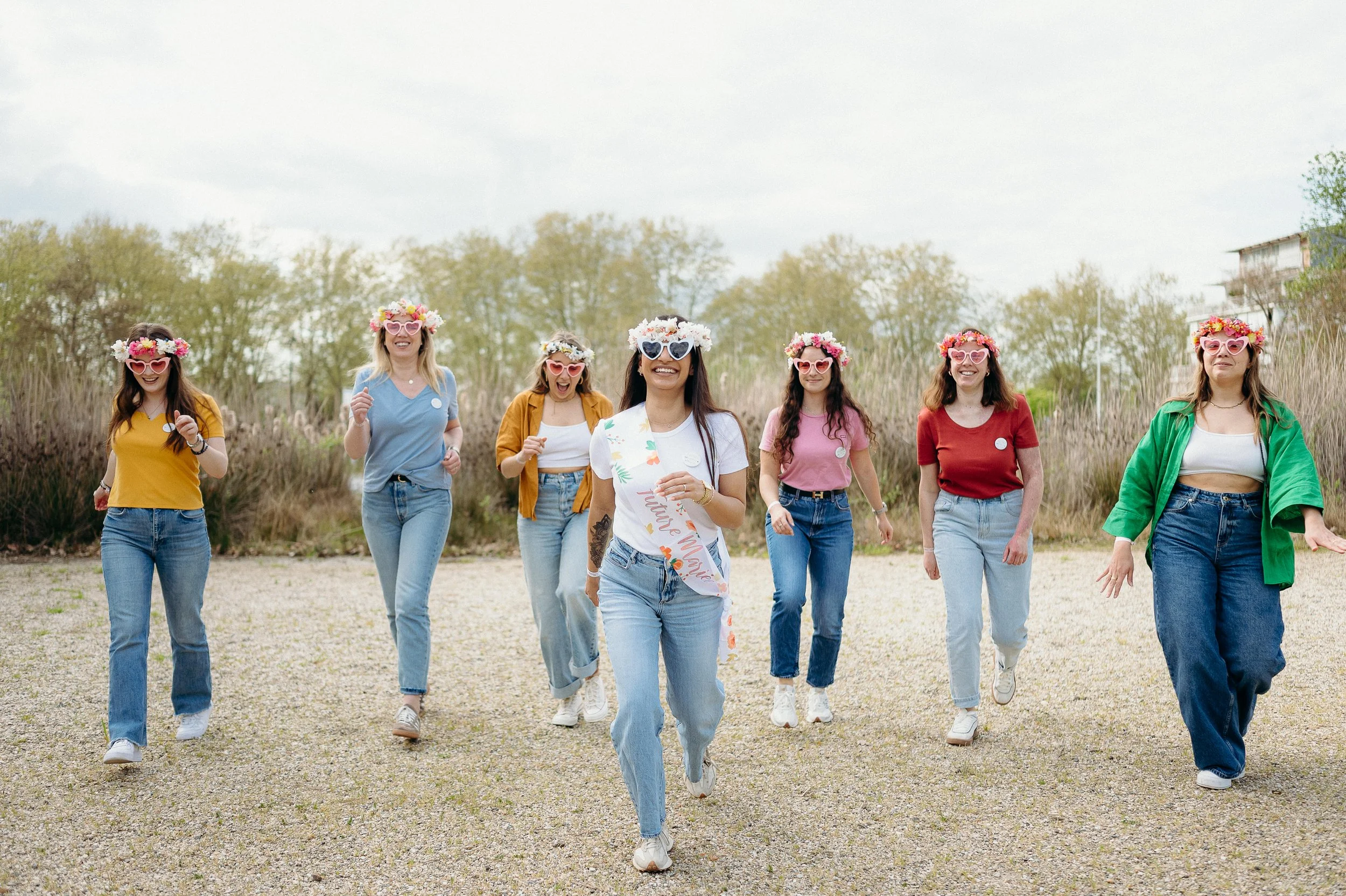 Shooting photo EVJF au jardin botanique de Bordeaux avec une mariée entourée de ses amies