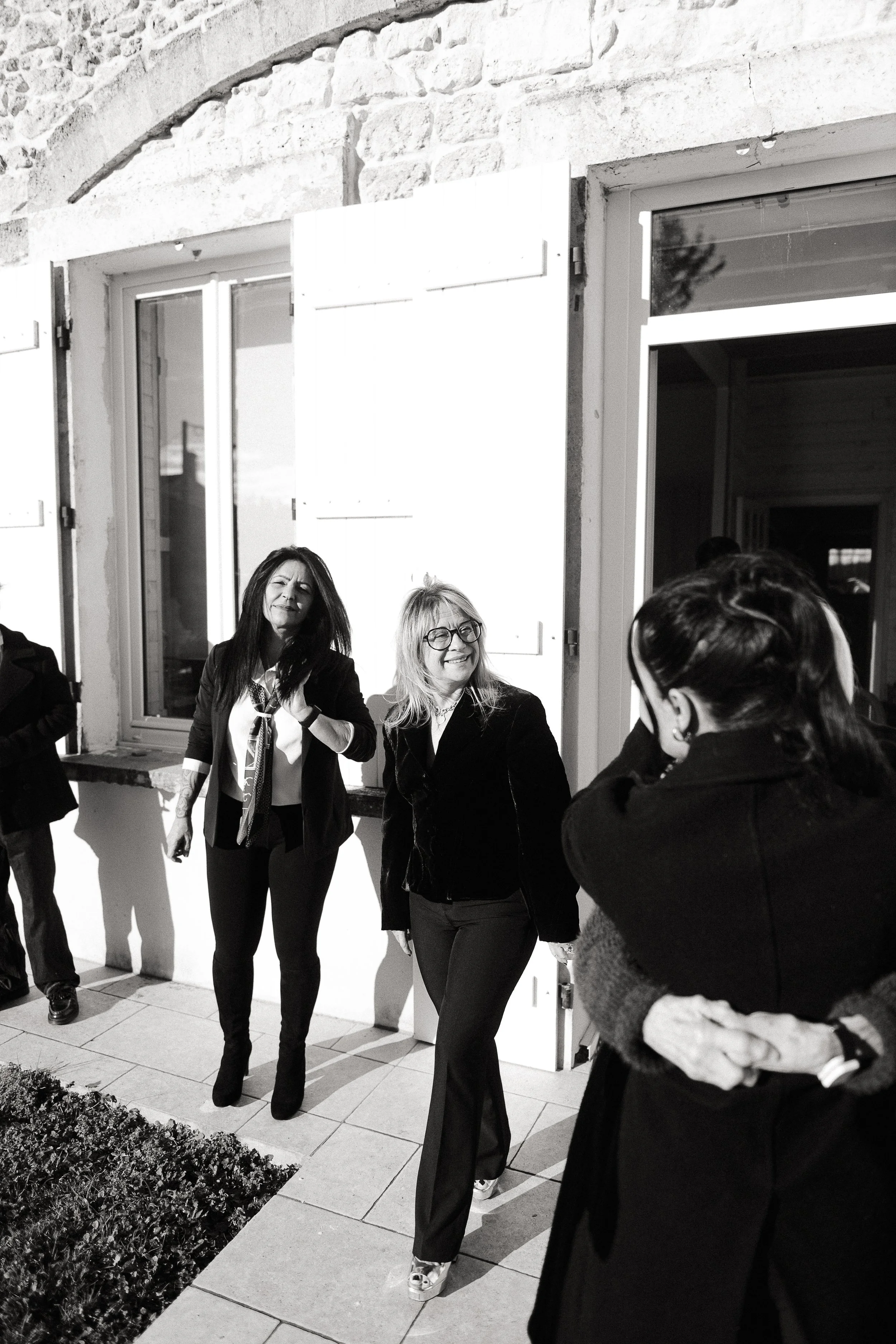Séance photo famille à Bordeaux capturant un moment spontané entre membres de la famille en intérieur