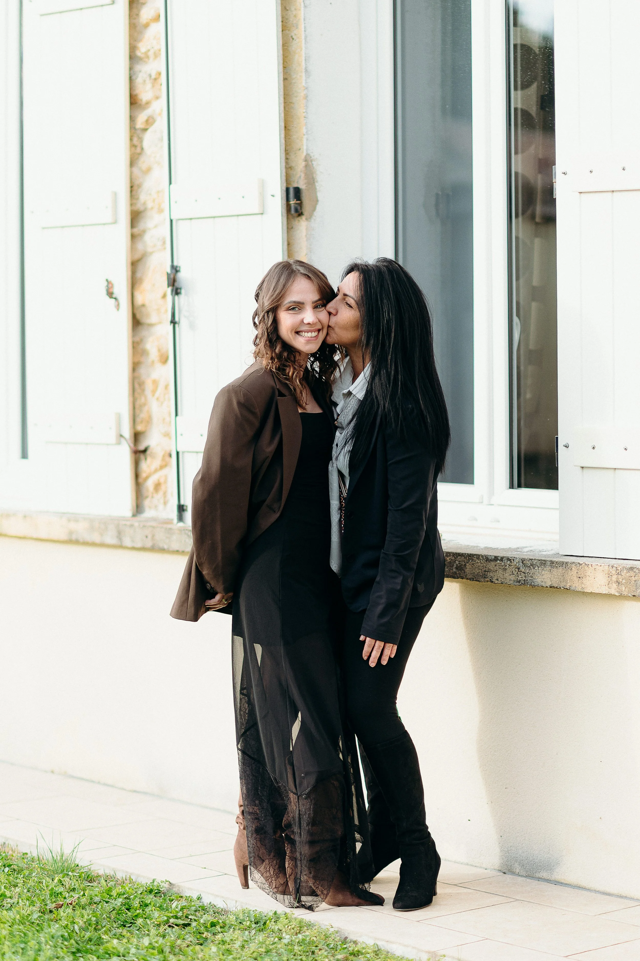 Séance photo famille à Bordeaux avec deux sœurs adultes posant naturellement devant la maison