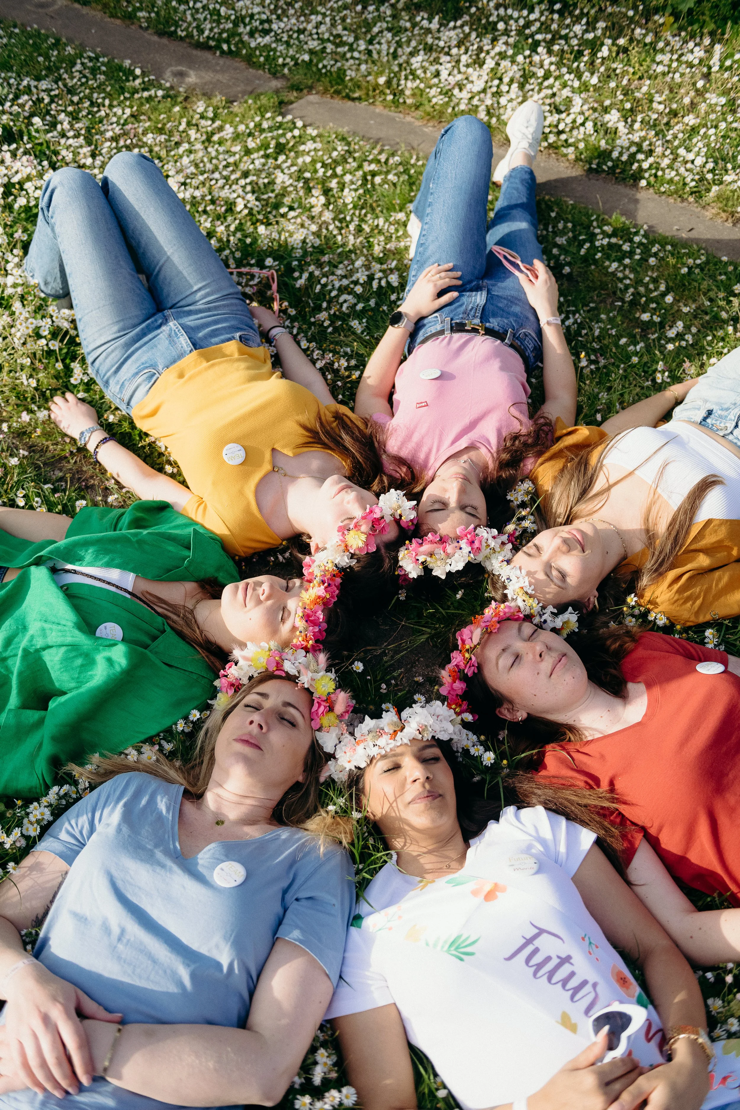 Séance photo EVJF à Bordeaux avec un groupe de filles posant ensemble devant un décor minéral au jardin botanique
