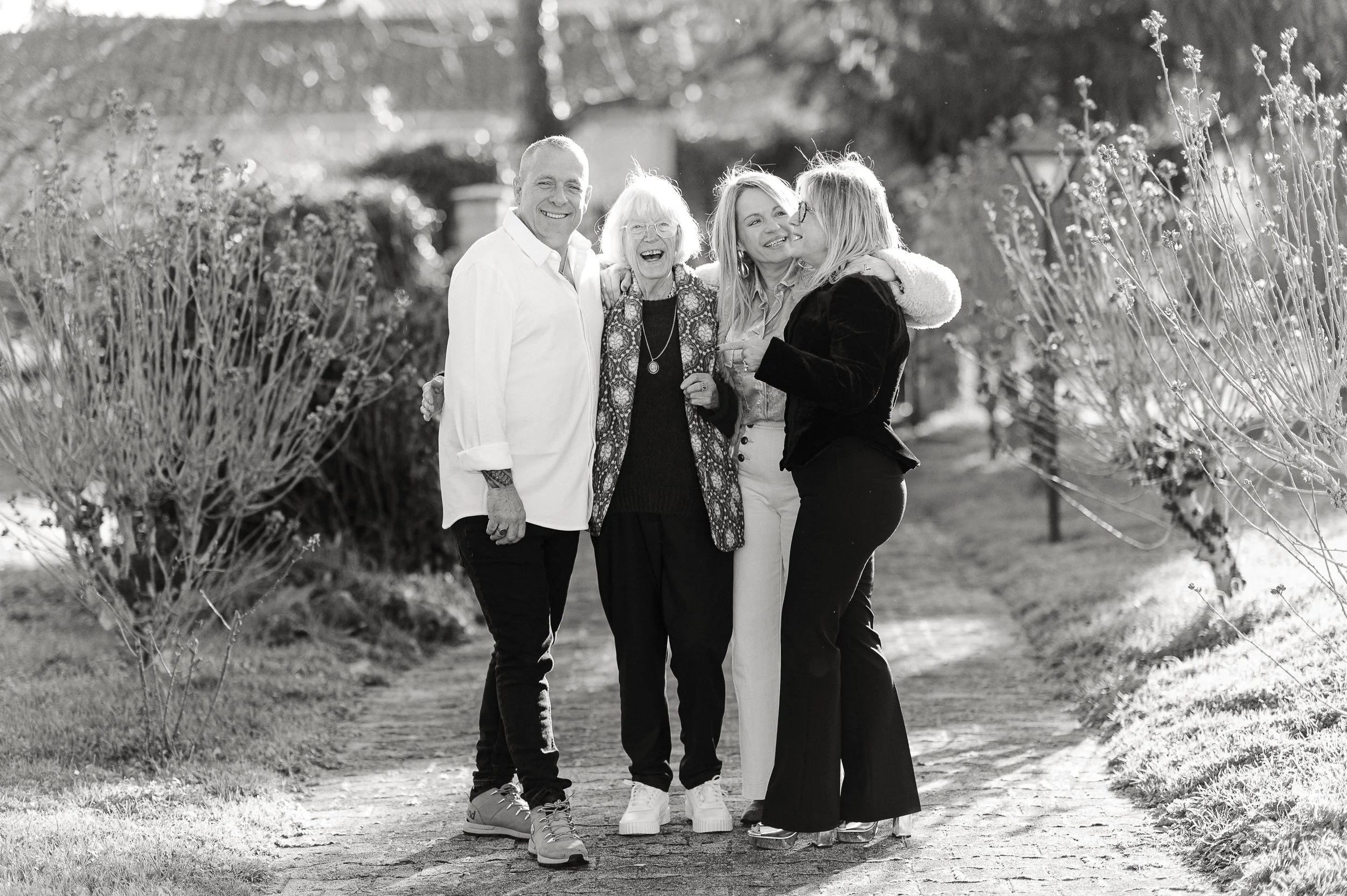 Photos de famille adulte à Bordeaux en noir et blanc lors d’une réunion familiale intergénérationnelle