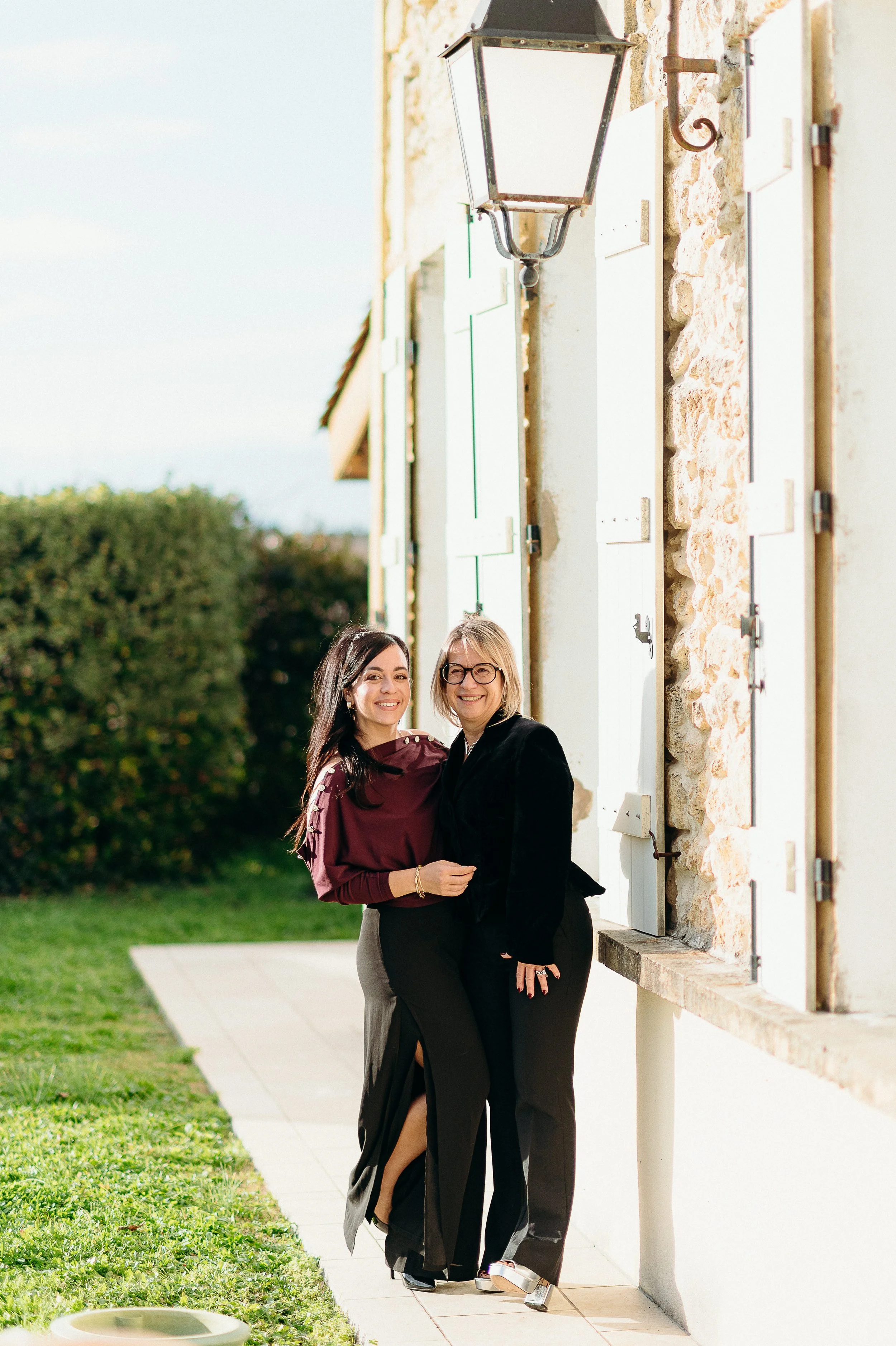 Photographe famille à Bordeaux capturant un portrait de mère et fille adultes lors d’une réunion de famille