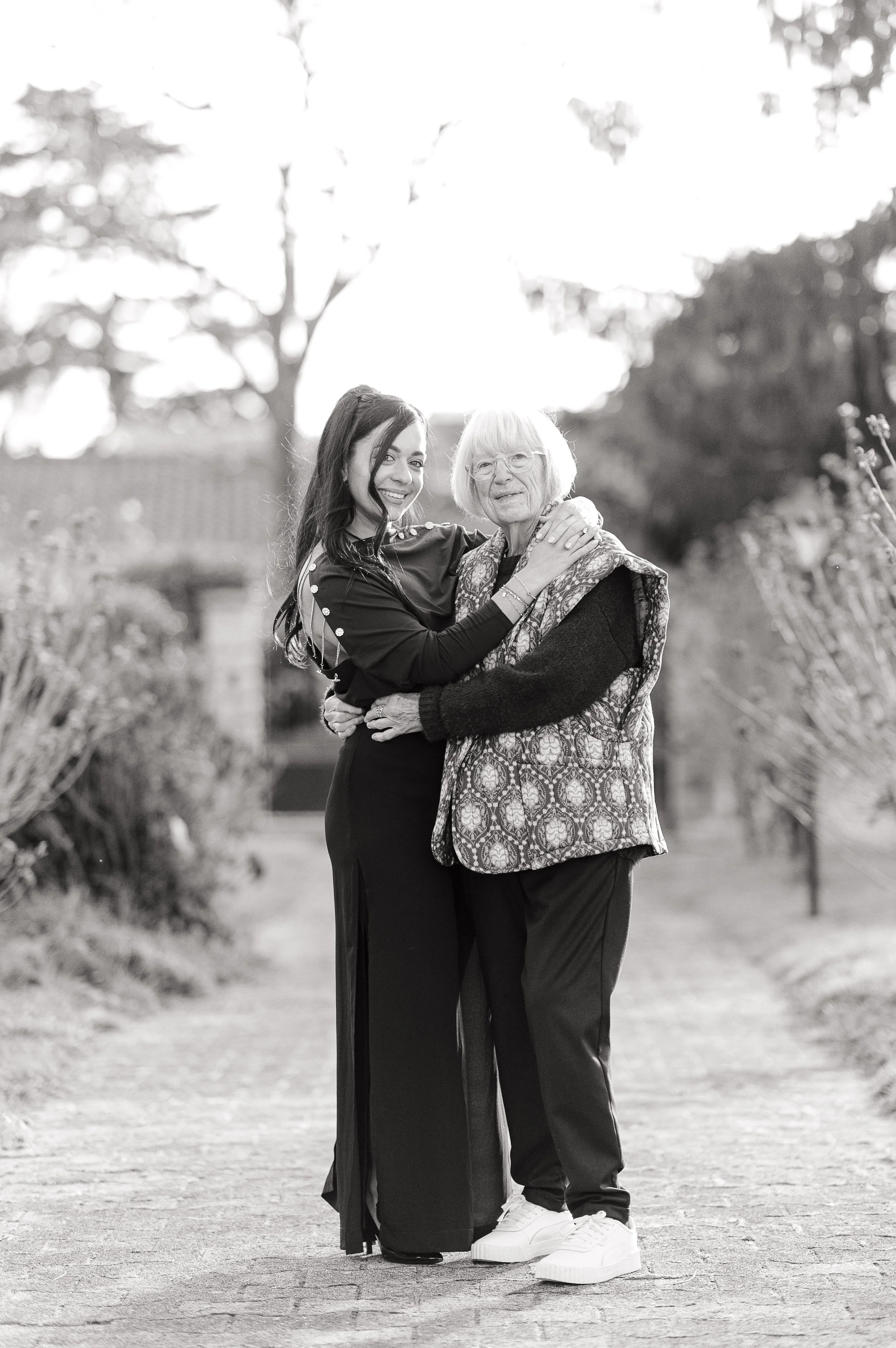 Photos de famille adulte à Bordeaux en noir et blanc montrant un moment de tendresse intergénérationnel