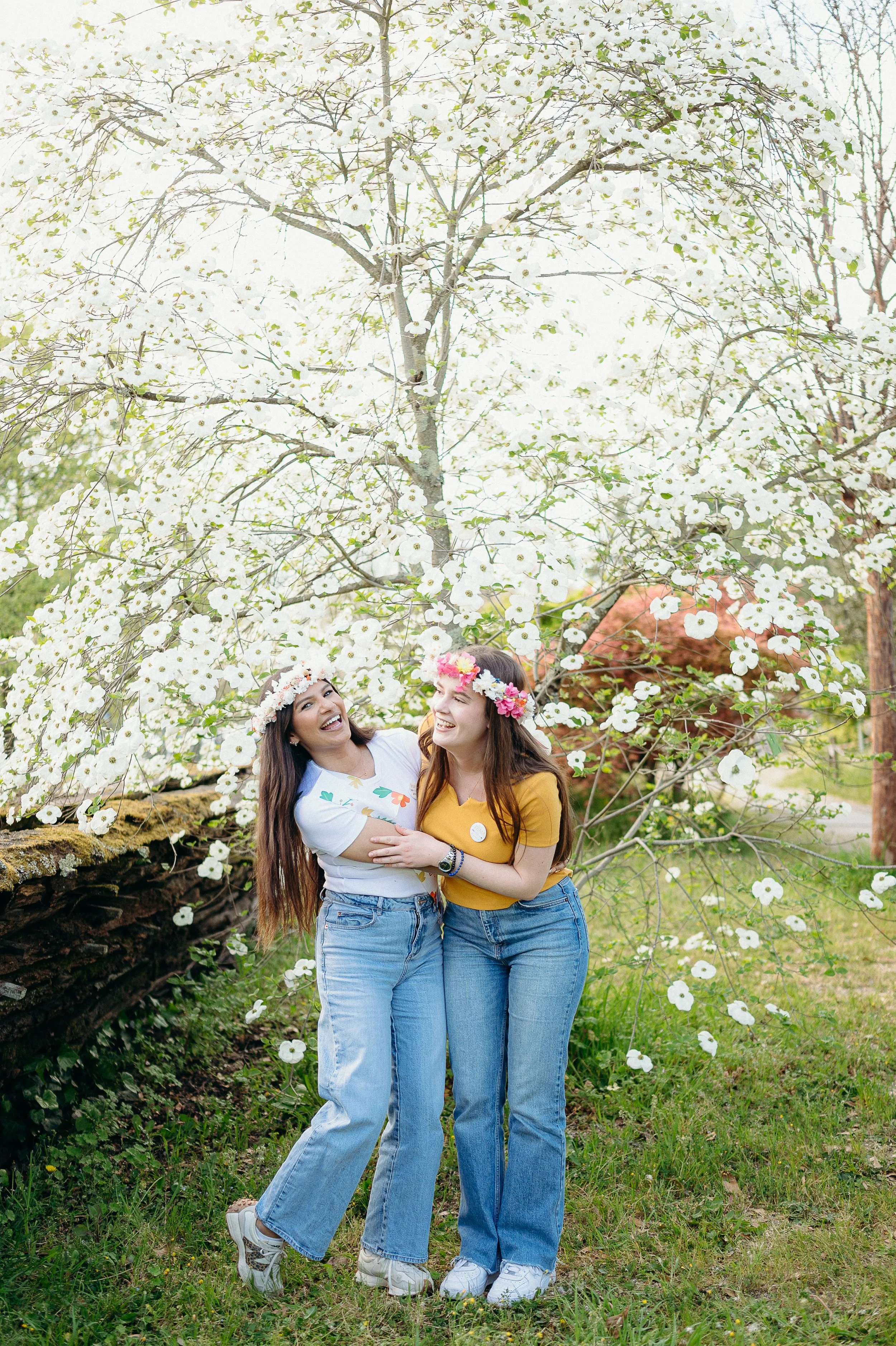 Séance photo EVJF à Bordeaux mettant en valeur la complicité entre la mariée et une amie