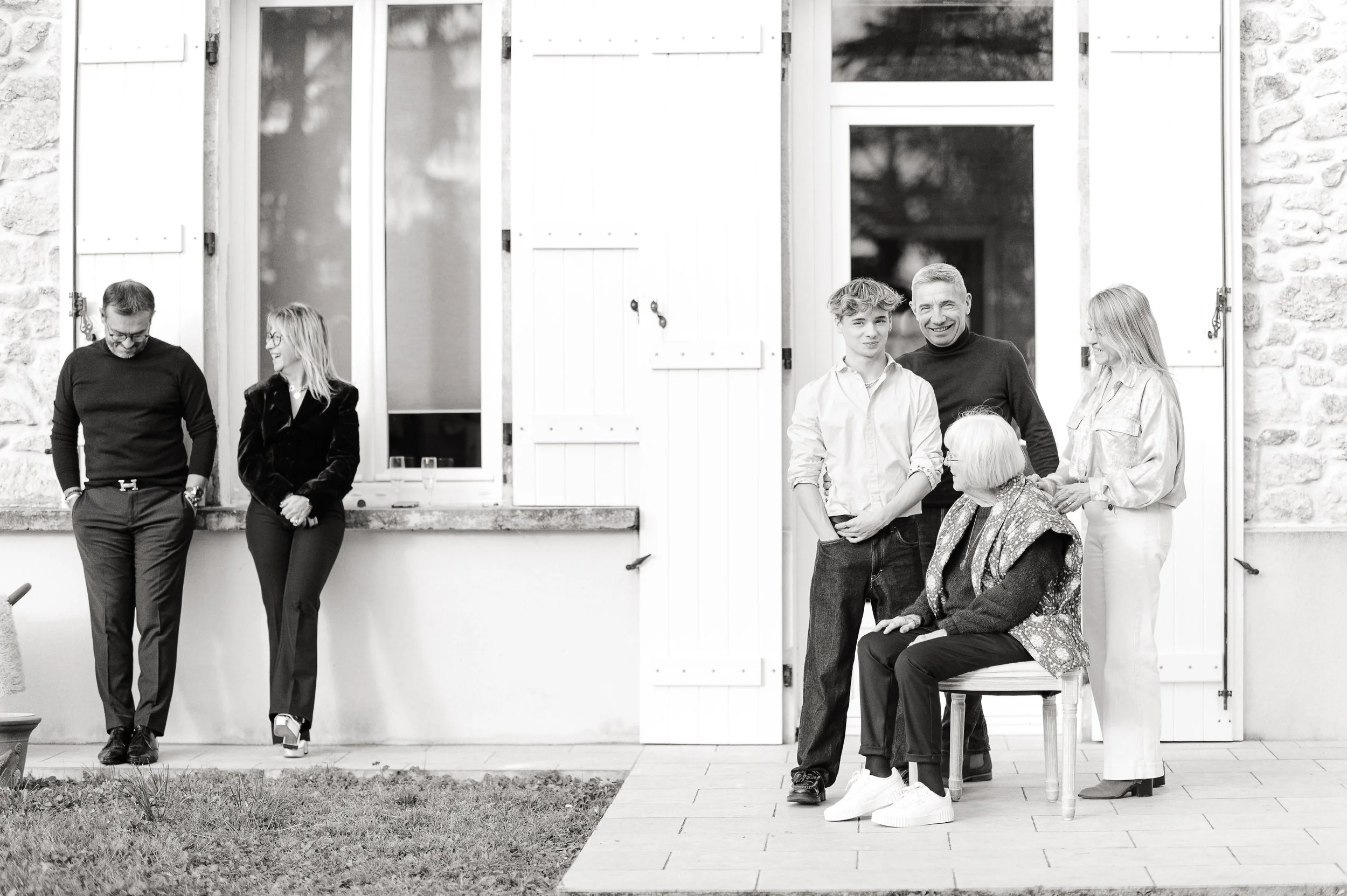 Séance photo famille adulte à Bordeaux en noir et blanc avec des membres de la famille réunis sur un banc
