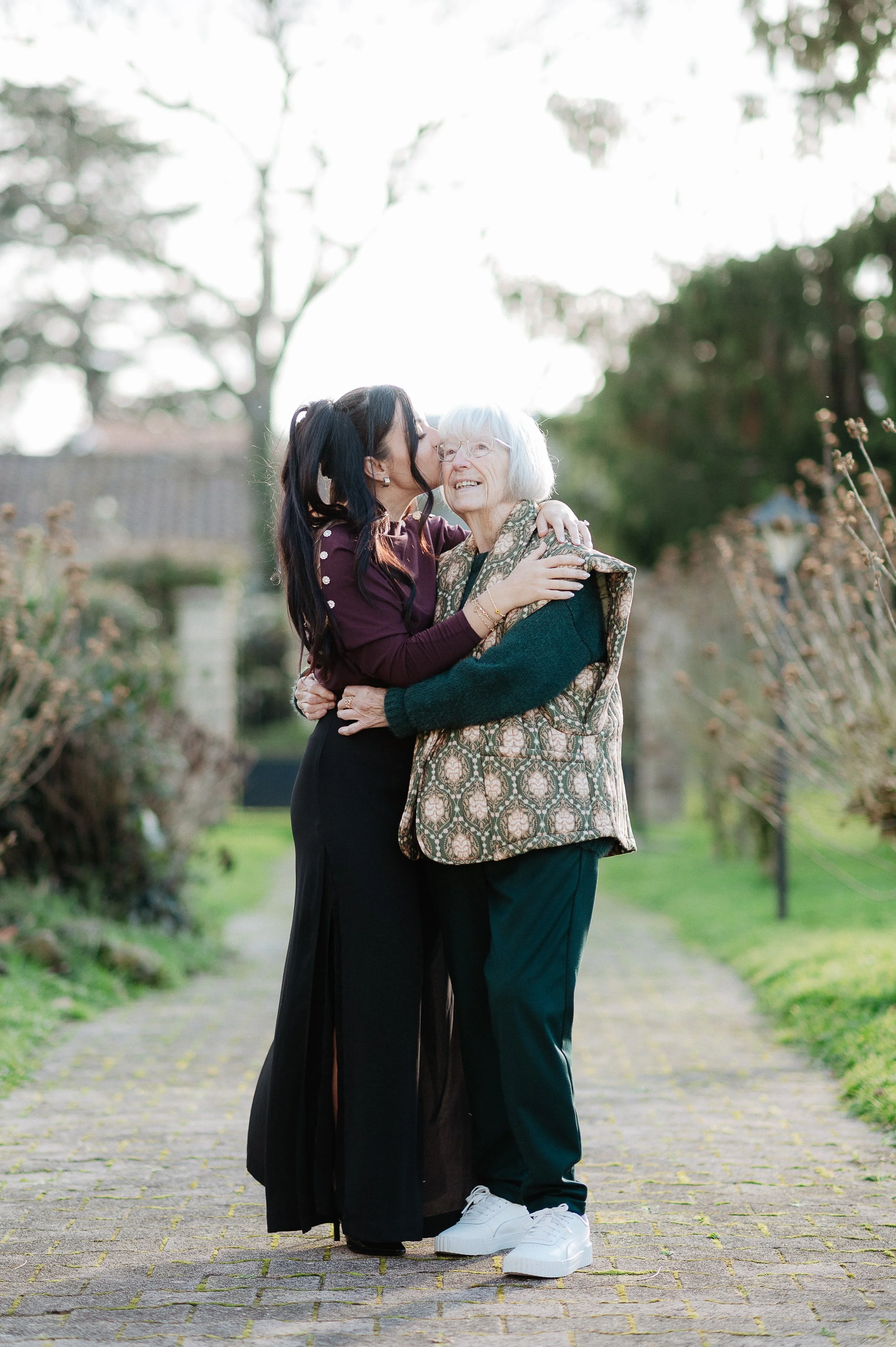 Photographe famille à Bordeaux capturant une étreinte entre une grand-mère et un membre de sa famille adulte