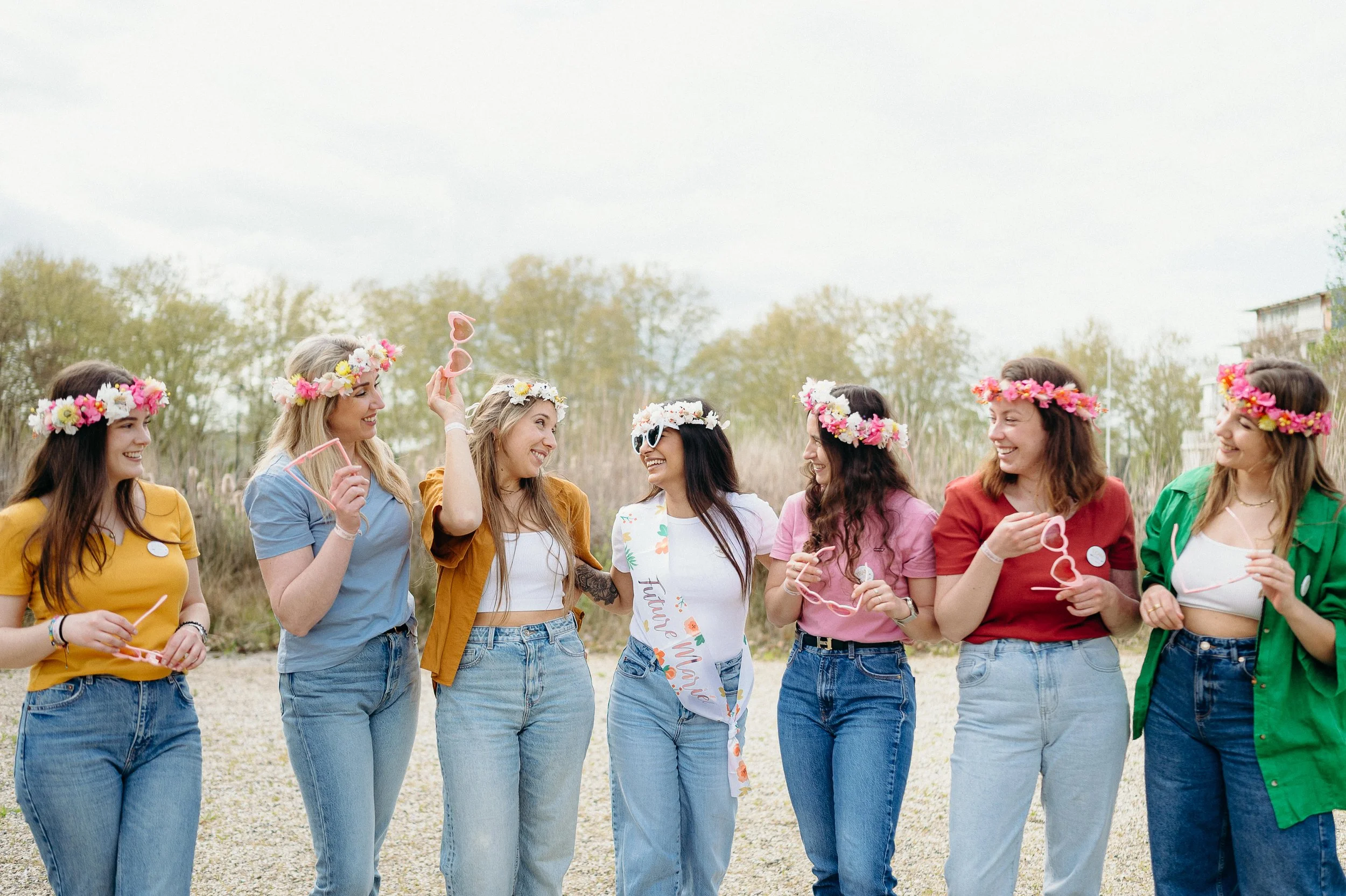 Photos EVJF à Bordeaux avec des participantes marchant ensemble dans un cadre naturel et lumineux