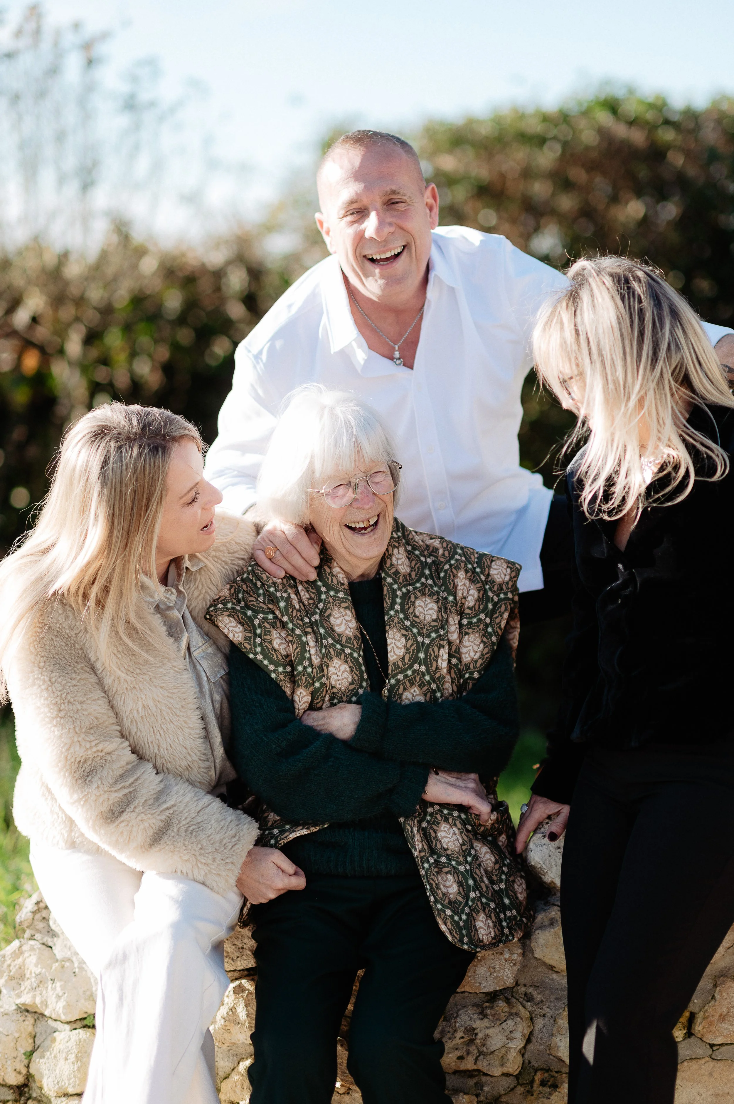 Photos de réunion de famille à Bordeaux avec des moments tendres entre générations dans le jardin