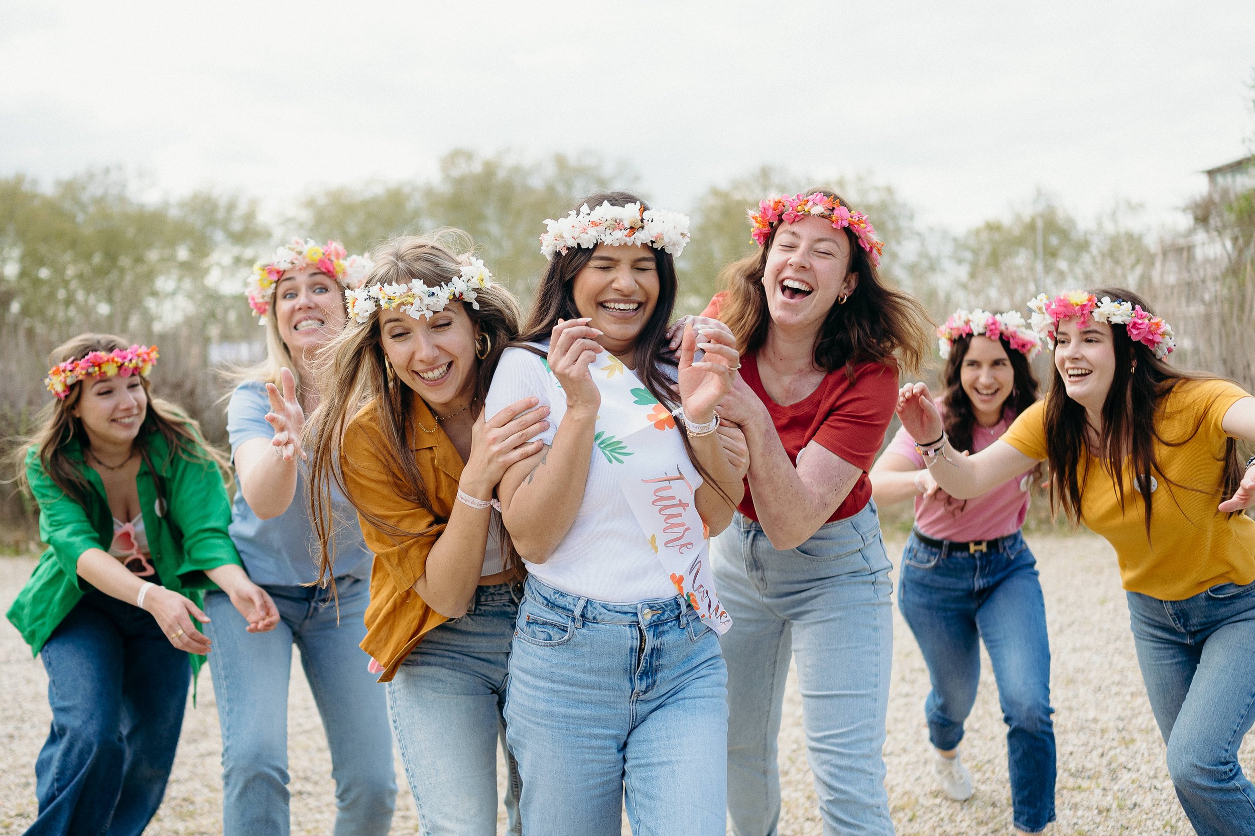 Photographie EVJF à Bordeaux capturant un moment spontané de joie et de rires entre amies