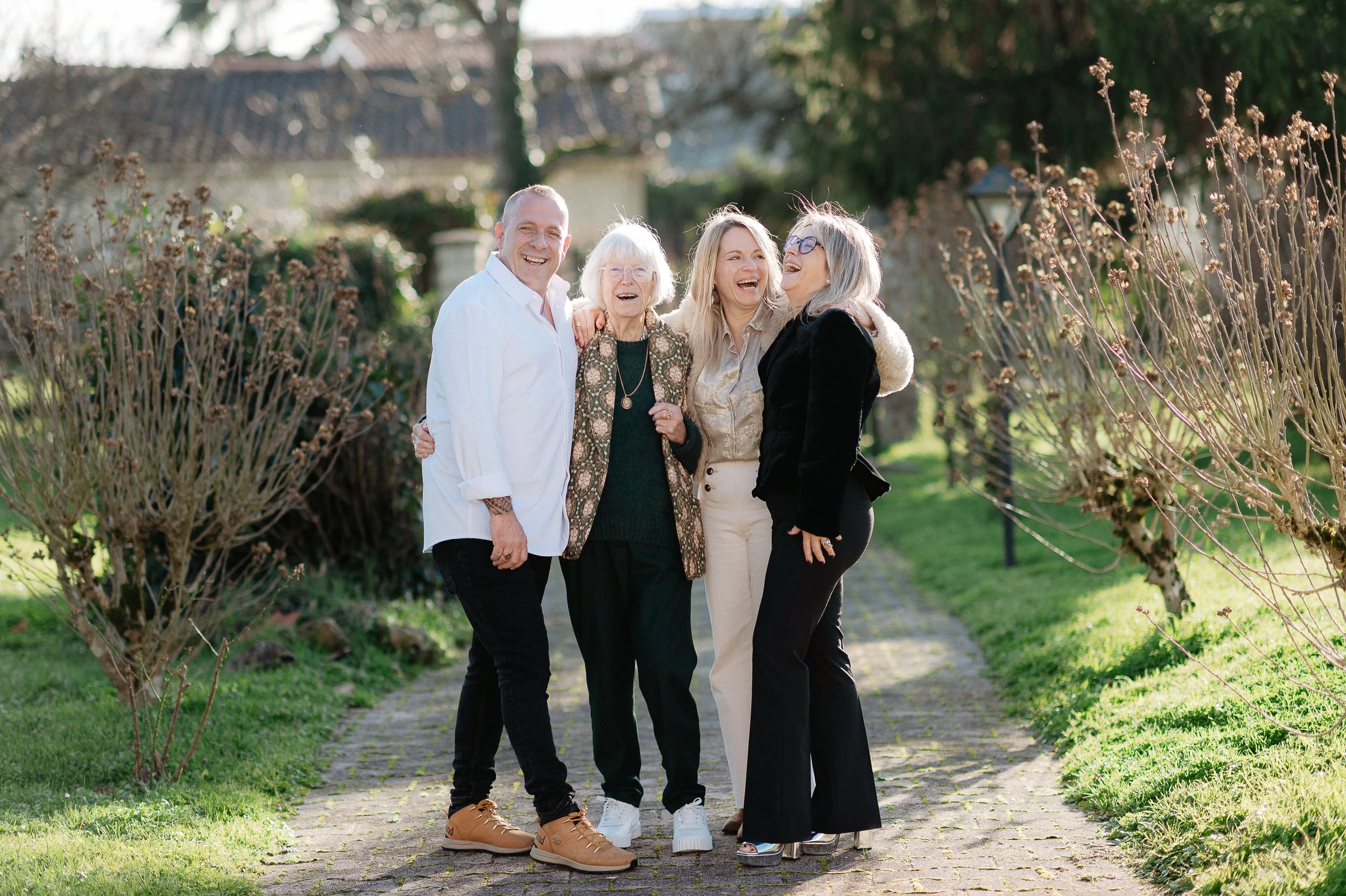 Séance photo famille à Bordeaux montrant la complicité entre femmes de plusieurs générations