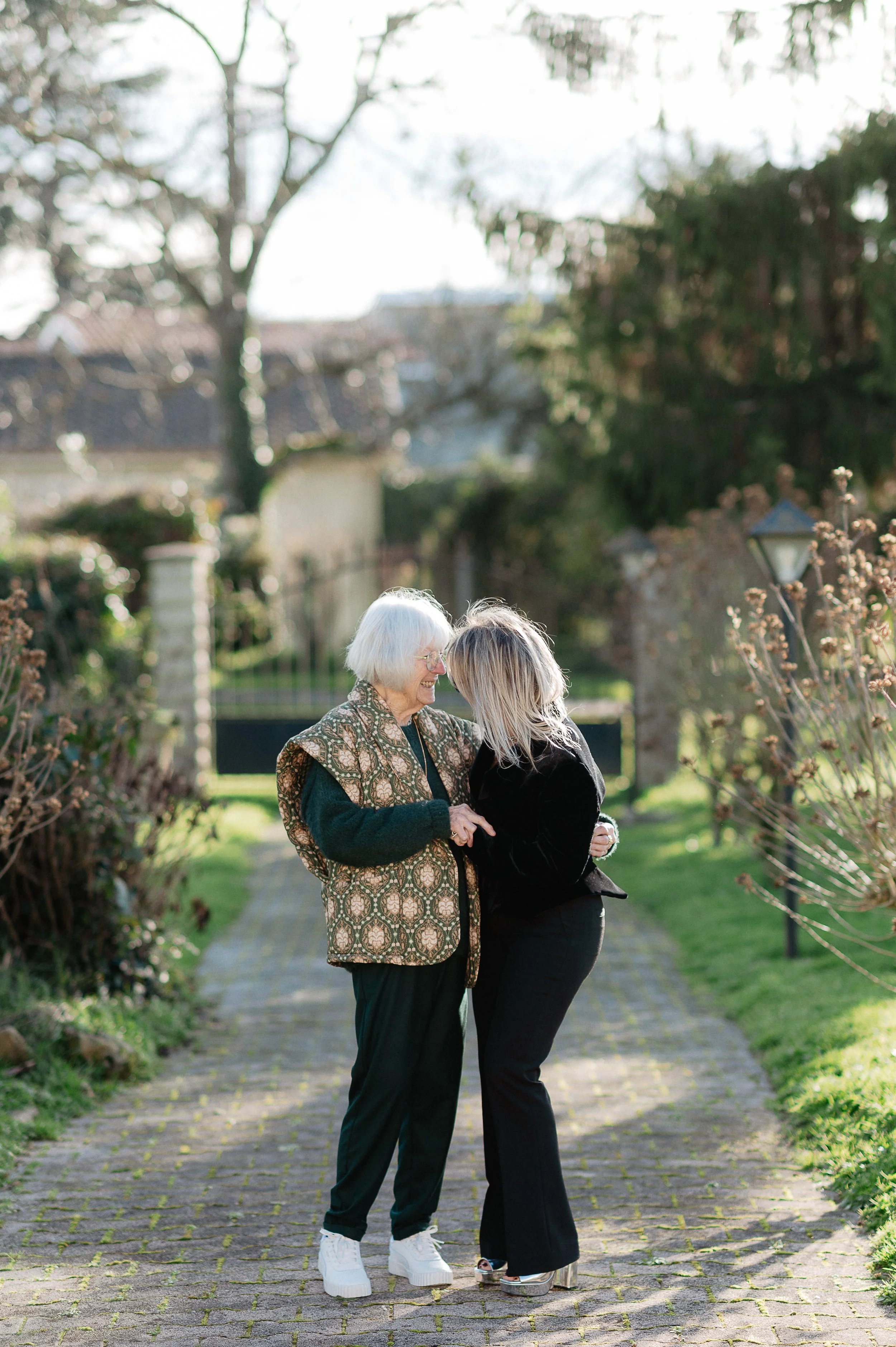 Photos de famille adulte à Bordeaux avec un moment de tendresse entre deux générations dans le jardin
