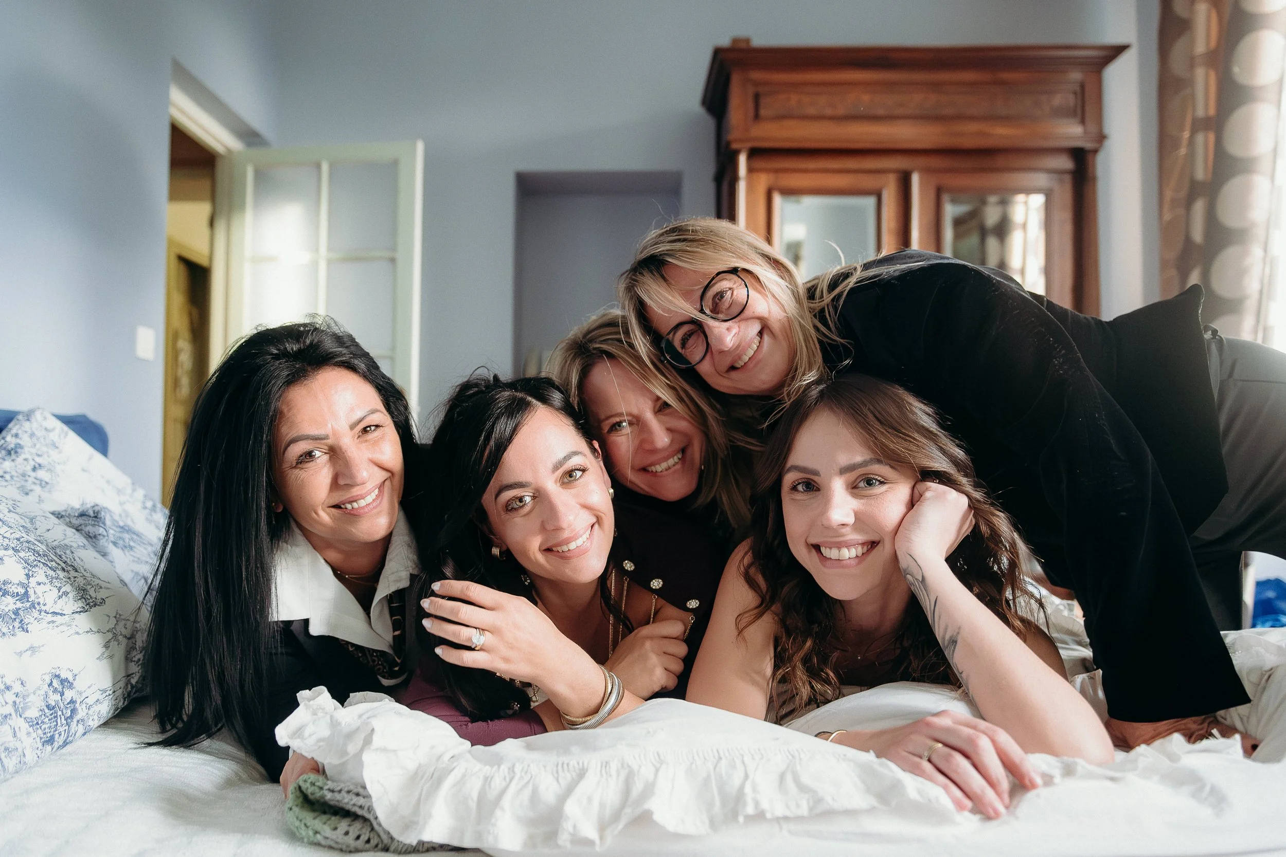 Séance photo famille à Bordeaux avec des proches réunis autour de la grand-mère dans le salon familial
