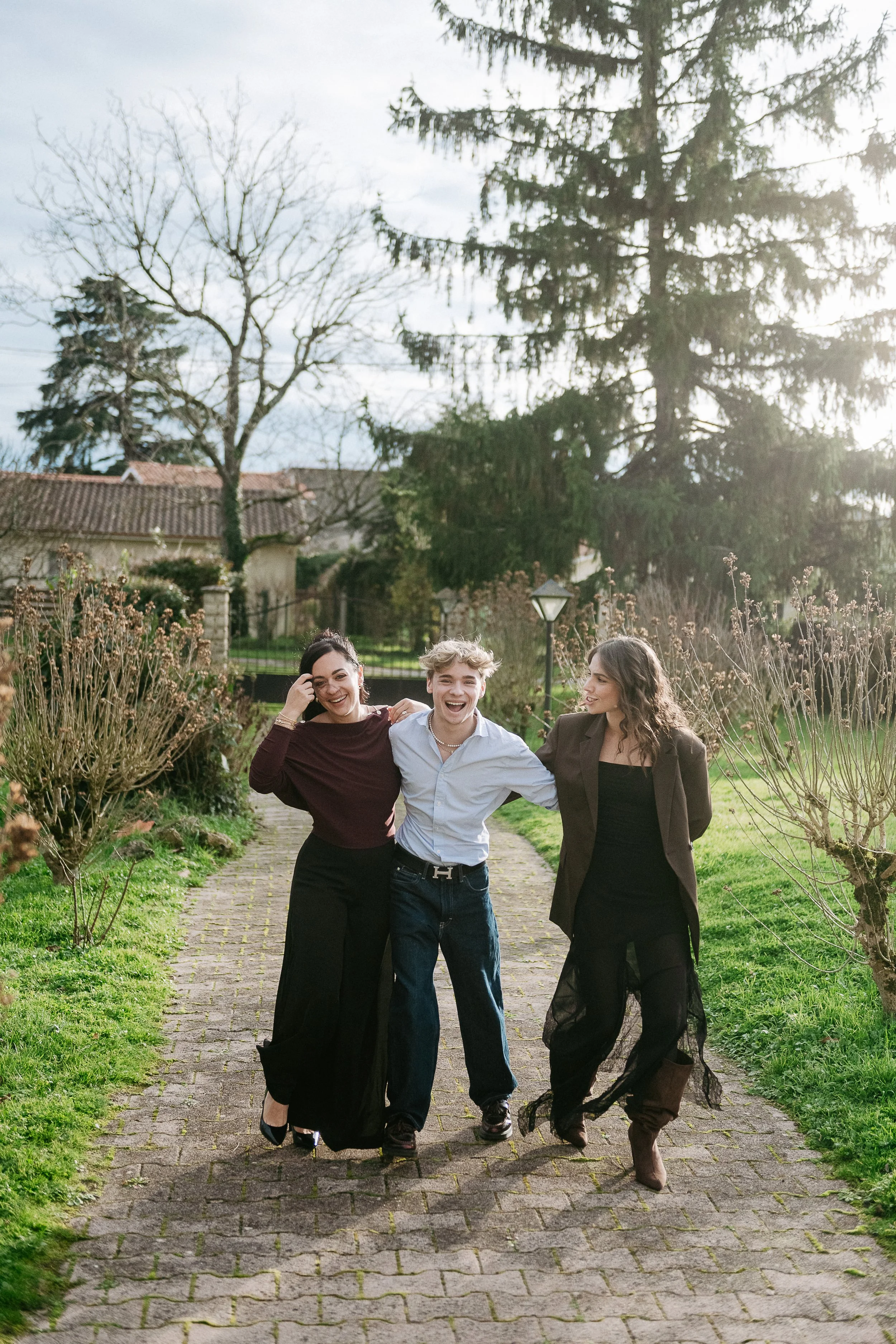 Séance photo famille à Bordeaux montrant une fratrie adulte complice dans un cadre naturel