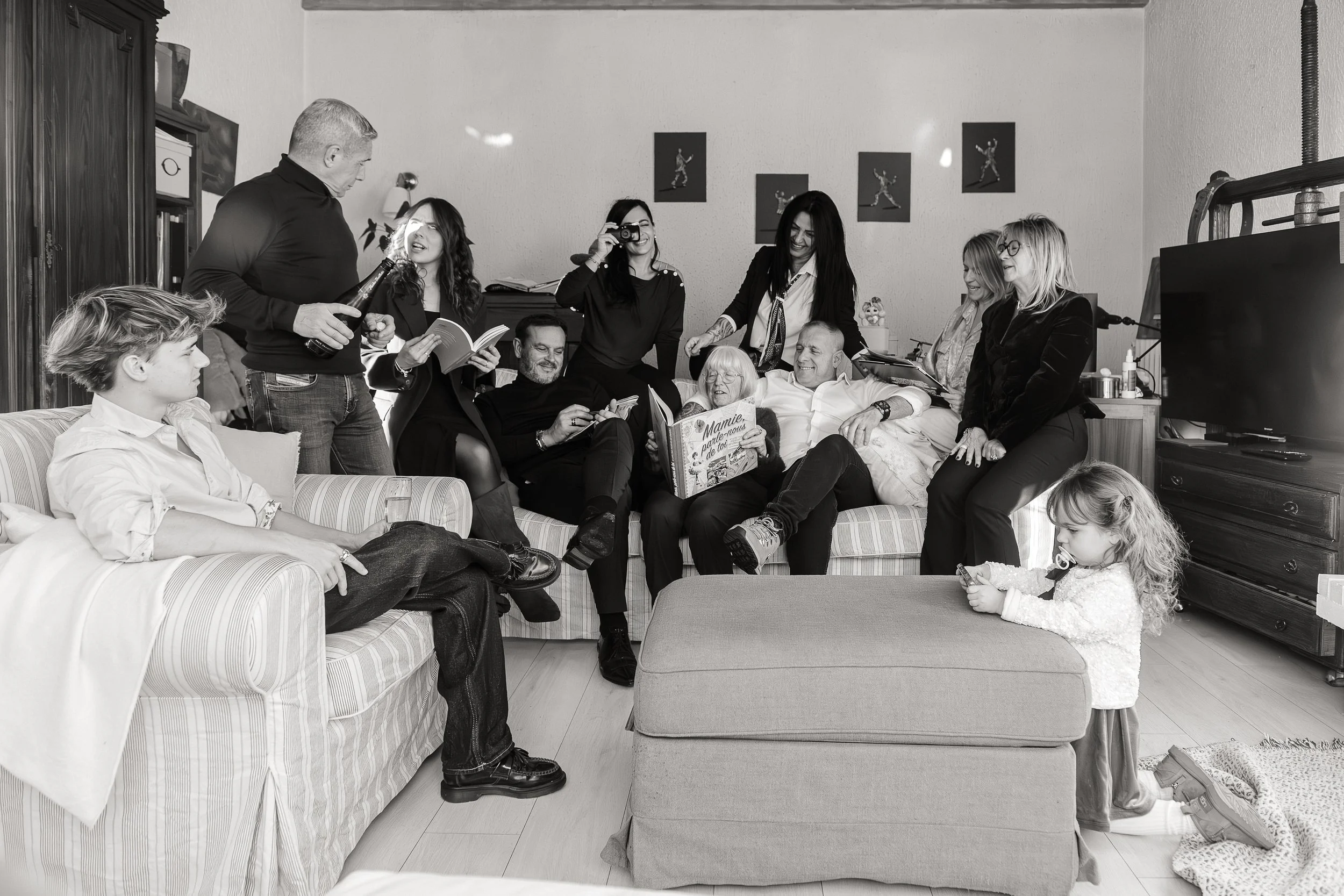 Photos de réunion de famille à Bordeaux en noir et blanc montrant un instant de vie partagé en intérieur