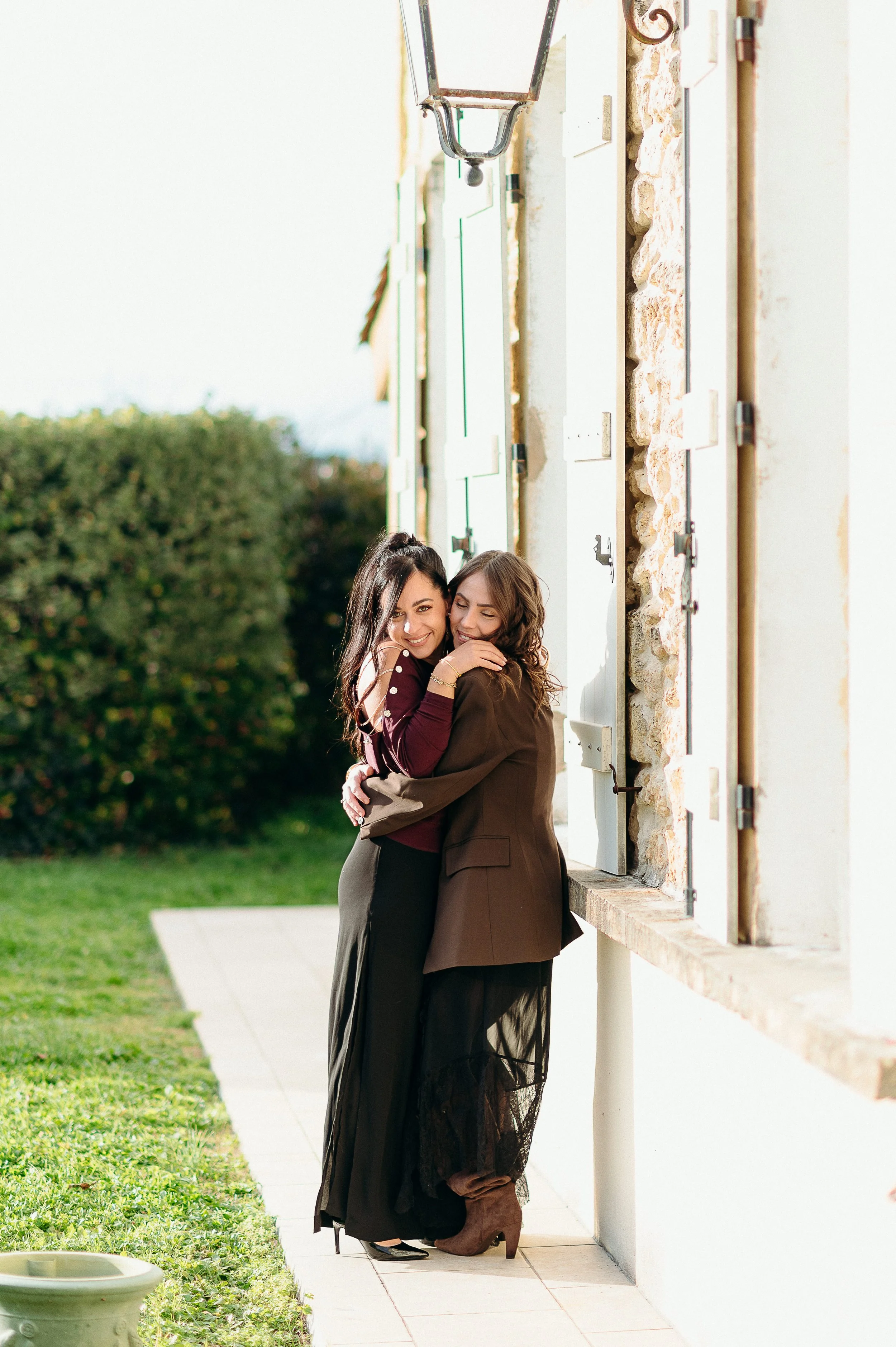 Photos de famille adulte à Bordeaux avec deux personnes enlacées dans le jardin familial