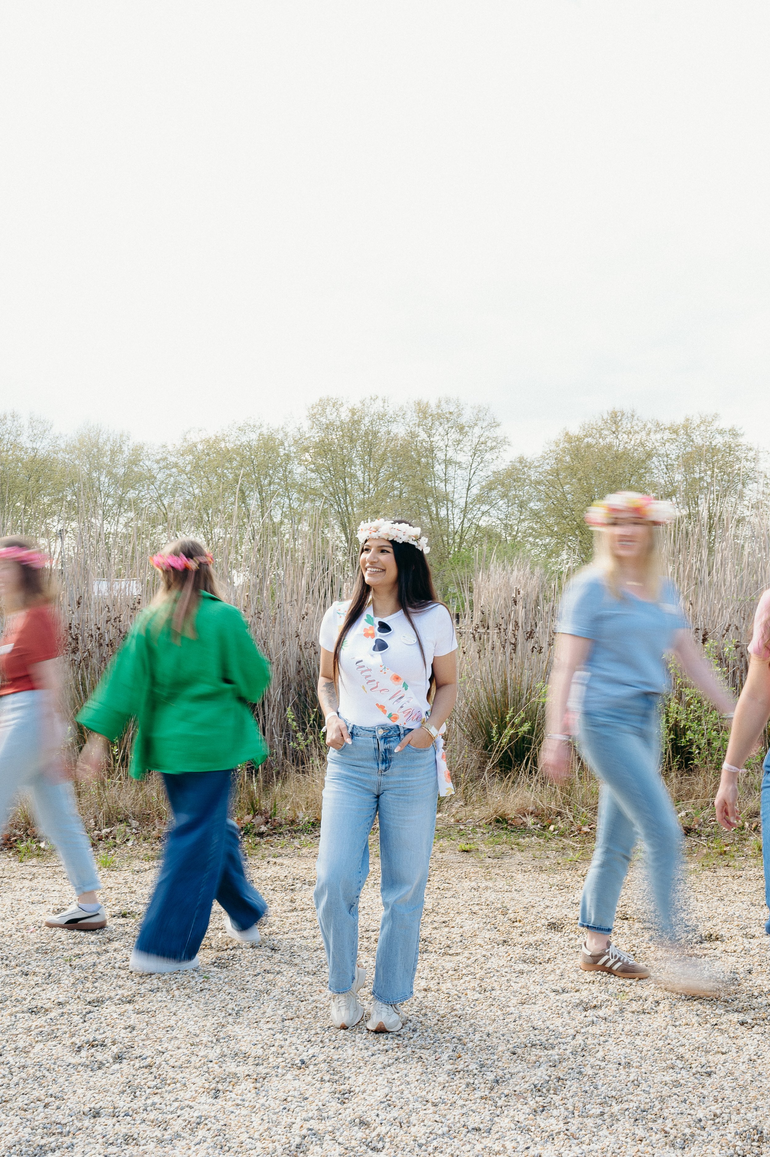 Séance photo EVJF à Bordeaux avec des participantes en mouvement lors d’un shooting naturel au jardin botanique